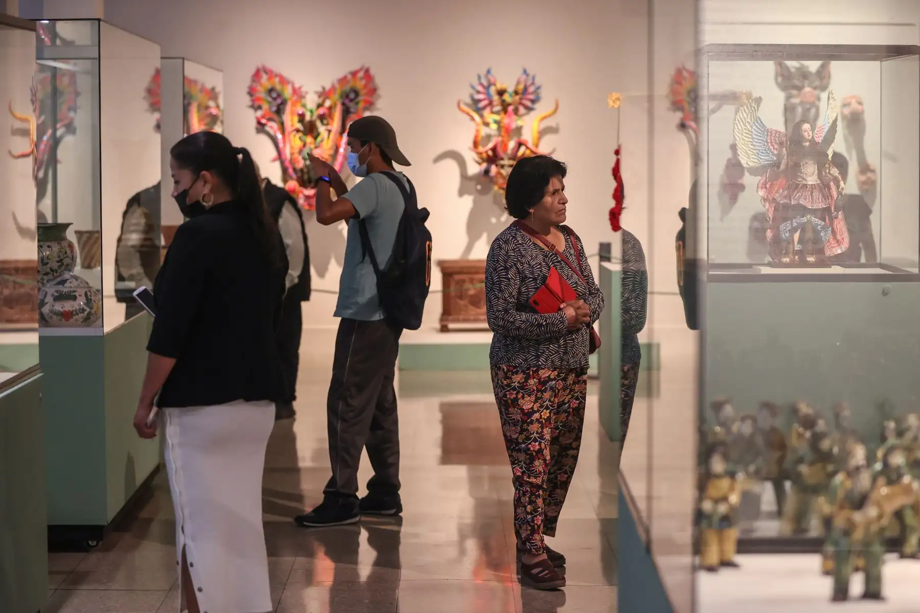 Hoy el mundo celebra el Día Internacional de los Museos, una oportunidad imperdible para recorrer y disfrutar estos espacios culturales, que en el Perú guardan tesoros increíbles. El Museo Nacional de la Cultura Peruana es una parada infaltable dentro del circuito de los museos administrados por el Ministerio de Cultura, que posee la más importante colección pública de las artes populares y tradicionales que expresa las diversas regiones del país.
Foto: ANDINA / Andrés Valle