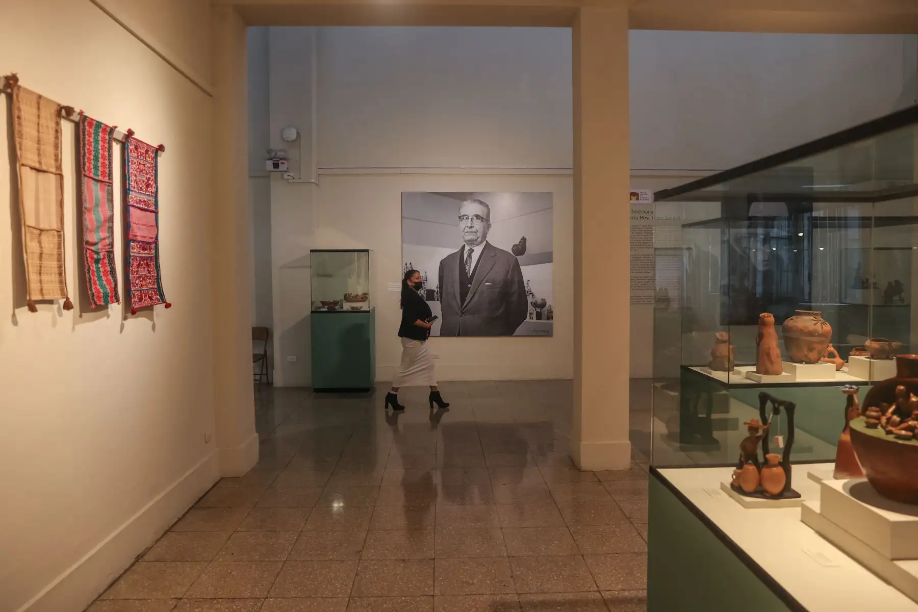 Hoy el mundo celebra el Día Internacional de los Museos, una oportunidad imperdible para recorrer y disfrutar estos espacios culturales, que en el Perú guardan tesoros increíbles. El Museo Nacional de la Cultura Peruana es una parada infaltable dentro del circuito de los museos administrados por el Ministerio de Cultura, que posee la más importante colección pública de las artes populares y tradicionales que expresa las diversas regiones del país.
Foto: ANDINA / Andrés Valle