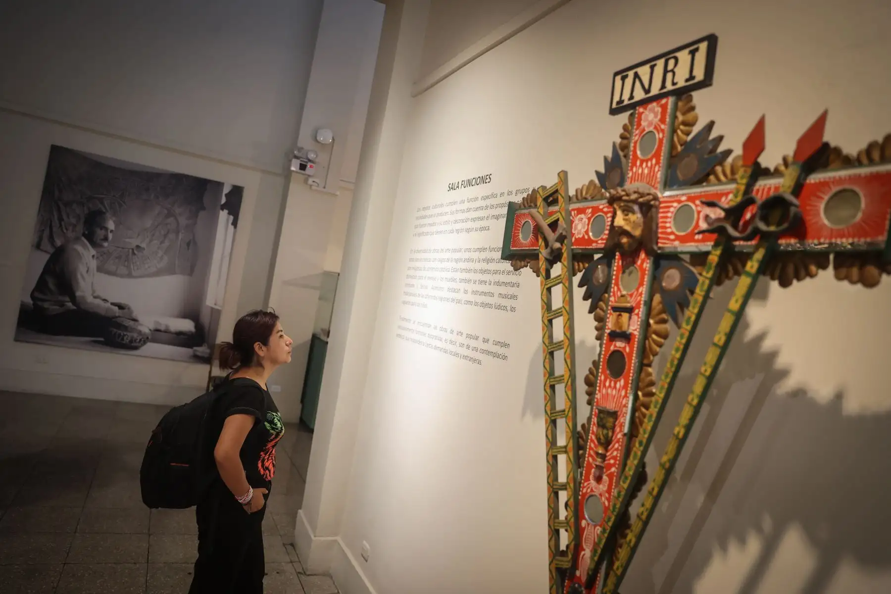Hoy el mundo celebra el Día Internacional de los Museos, una oportunidad imperdible para recorrer y disfrutar estos espacios culturales, que en el Perú guardan tesoros increíbles. El Museo Nacional de la Cultura Peruana es una parada infaltable dentro del circuito de los museos administrados por el Ministerio de Cultura, que posee la más importante colección pública de las artes populares y tradicionales que expresa las diversas regiones del país.

Foto: ANDINA / Andrés Valle
