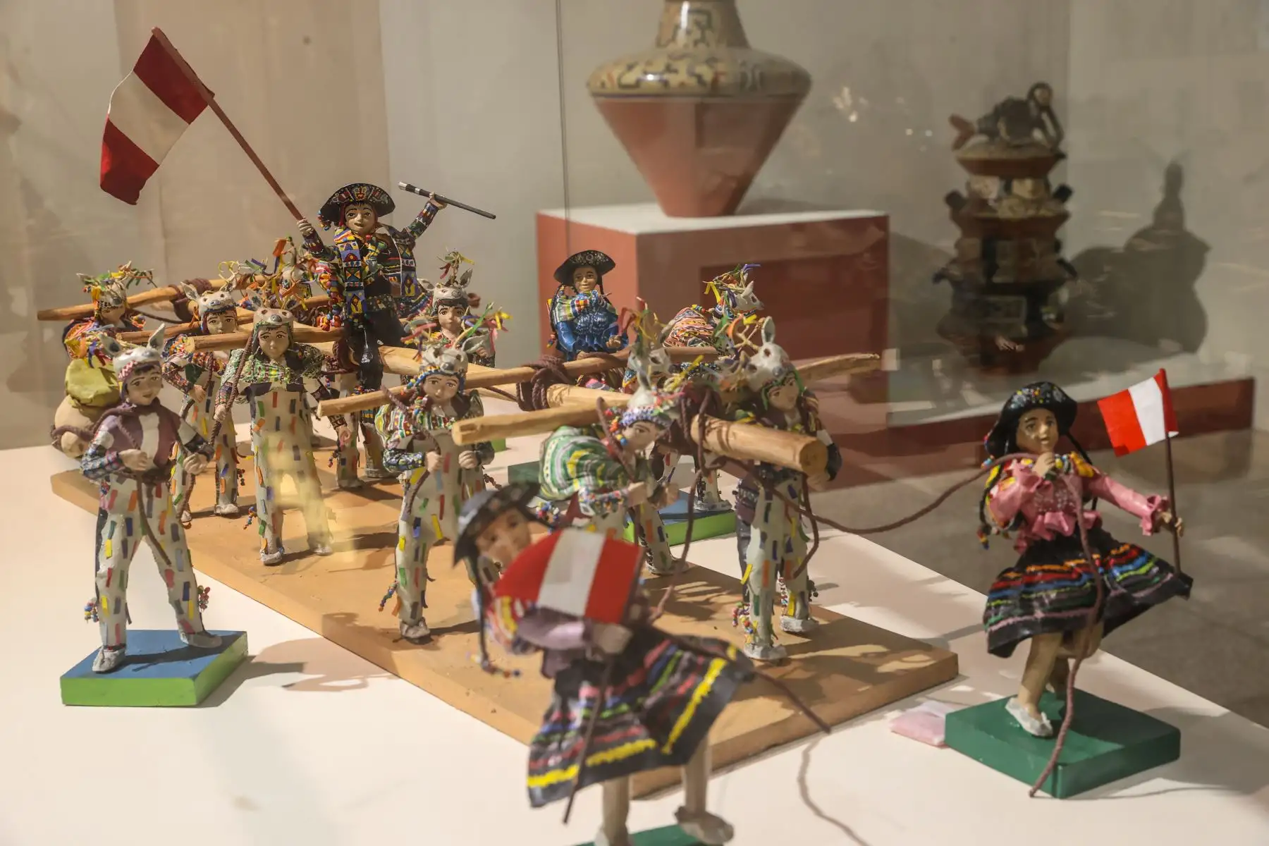 Hoy el mundo celebra el Día Internacional de los Museos, una oportunidad imperdible para recorrer y disfrutar estos espacios culturales, que en el Perú guardan tesoros increíbles. El Museo Nacional de la Cultura Peruana es una parada infaltable dentro del circuito de los museos administrados por el Ministerio de Cultura, que posee la más importante colección pública de las artes populares y tradicionales que expresa las diversas regiones del país.
Foto: ANDINA / Andrés Valle