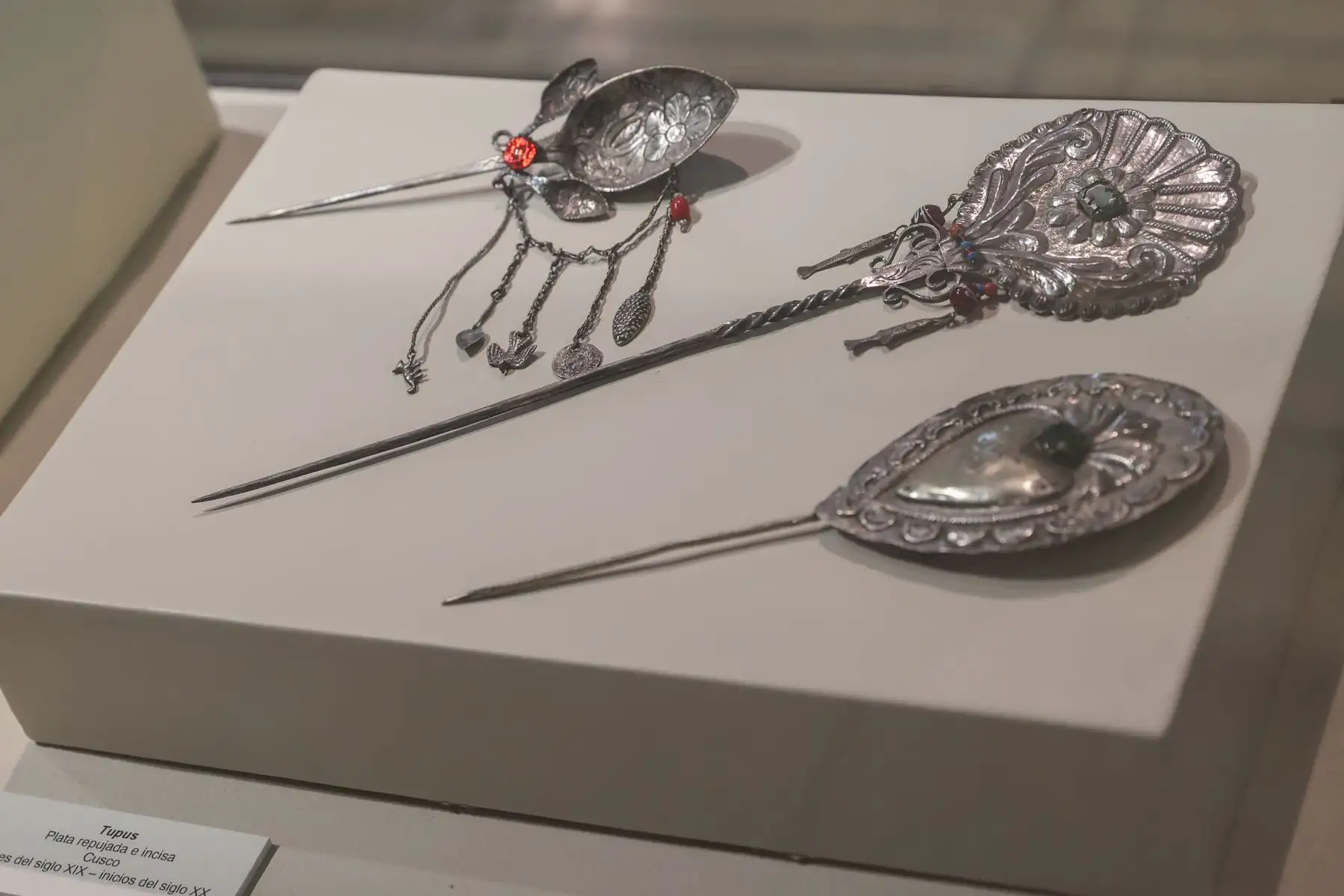 Hoy el mundo celebra el Día Internacional de los Museos, una oportunidad imperdible para recorrer y disfrutar estos espacios culturales, que en el Perú guardan tesoros increíbles. El Museo Nacional de la Cultura Peruana es una parada infaltable dentro del circuito de los museos administrados por el Ministerio de Cultura, que posee la más importante colección pública de las artes populares y tradicionales que expresa las diversas regiones del país.
Foto: ANDINA / Andrés Valle