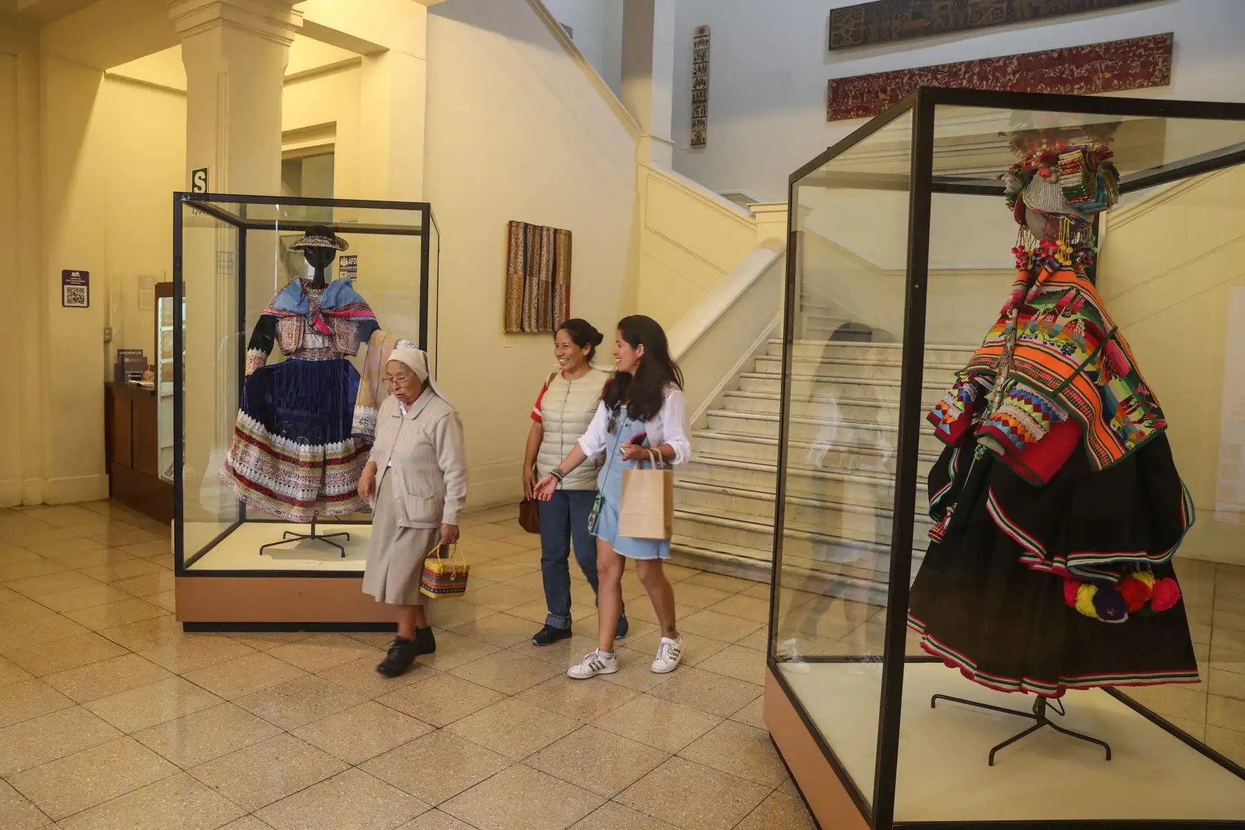 Hoy el mundo celebra el Día Internacional de los Museos, una oportunidad imperdible para recorrer y disfrutar estos espacios culturales, que en el Perú guardan tesoros increíbles. El Museo Nacional de la Cultura Peruana es una parada infaltable dentro del circuito de los museos administrados por el Ministerio de Cultura, que posee la más importante colección pública de las artes populares y tradicionales que expresa las diversas regiones del país.
Foto: ANDINA / Andrés Valle
