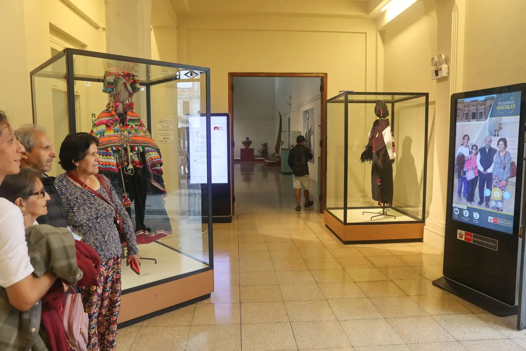 Hoy el mundo celebra el Día Internacional de los Museos, una oportunidad imperdible para recorrer y disfrutar estos espacios culturales, que en el Perú guardan tesoros increíbles. El Museo Nacional de la Cultura Peruana es una parada infaltable dentro del circuito de los museos administrados por el Ministerio de Cultura, que posee la más importante colección pública de las artes populares y tradicionales que expresa las diversas regiones del país.
Foto: ANDINA / Andrés Valle