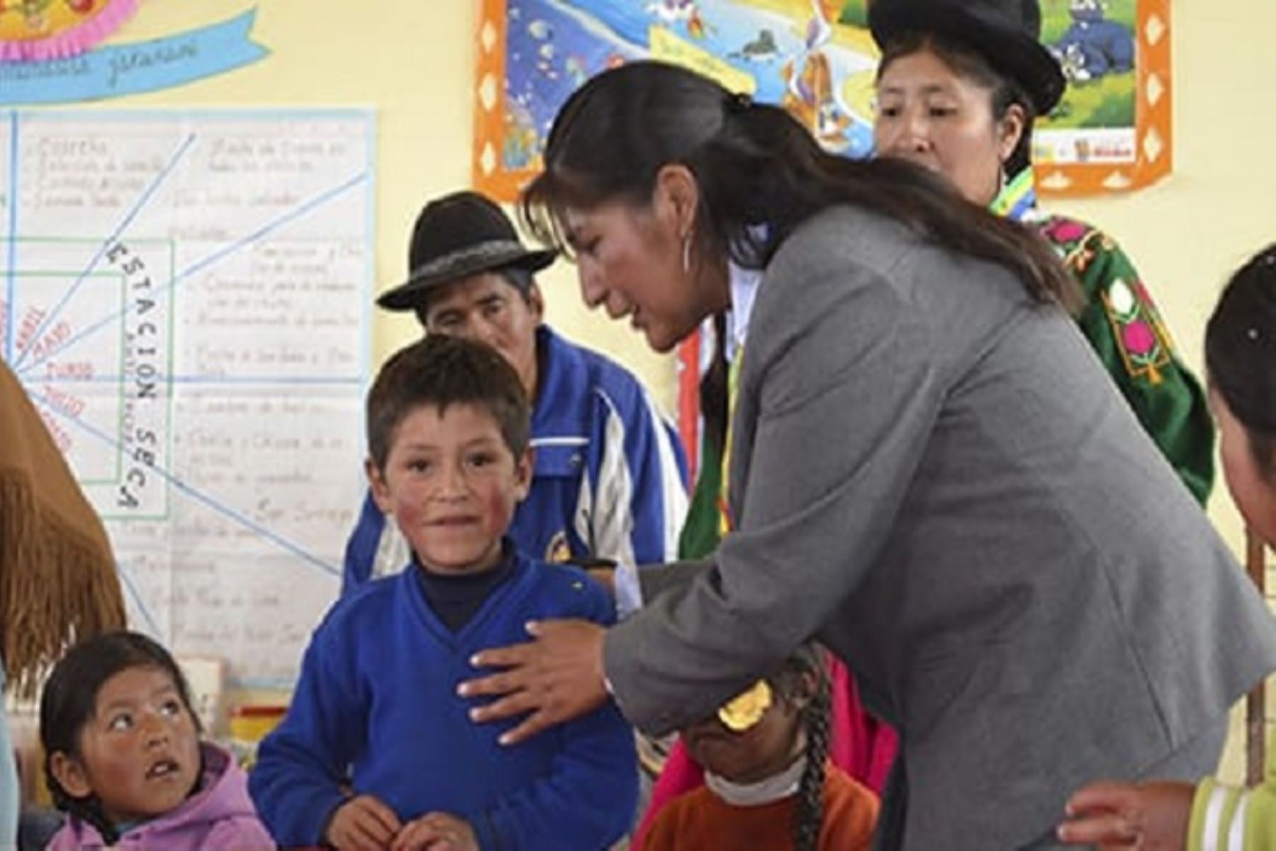 Más de 600,000 estudiantes mujeres de pueblos indígenas aprenden en su lengua a escala nacional, informó el Ministerio de Educación.