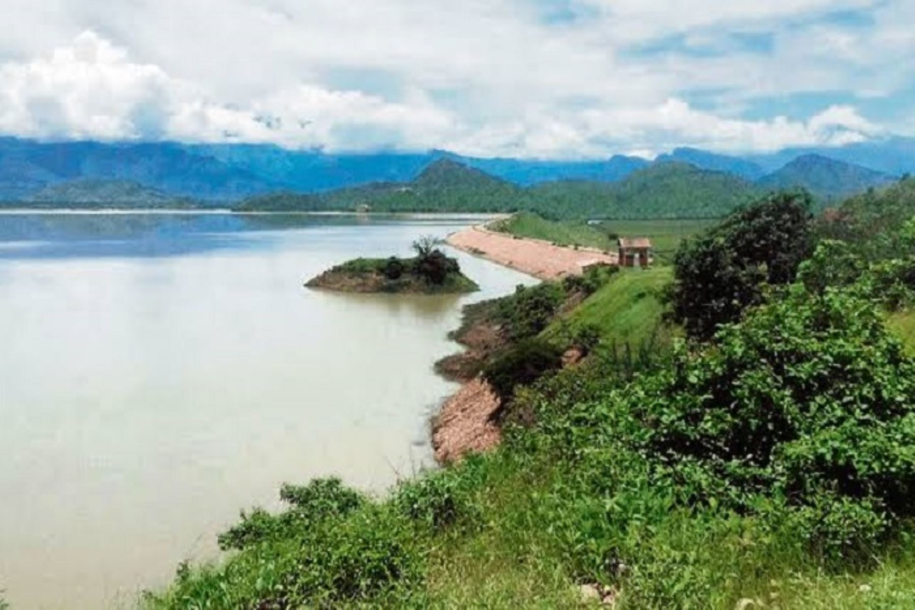 El sistema Tinajones permite regular el riego de más de 80,000 hectáreas con diversos cultivos en el valle Chancay-Lambayeque.