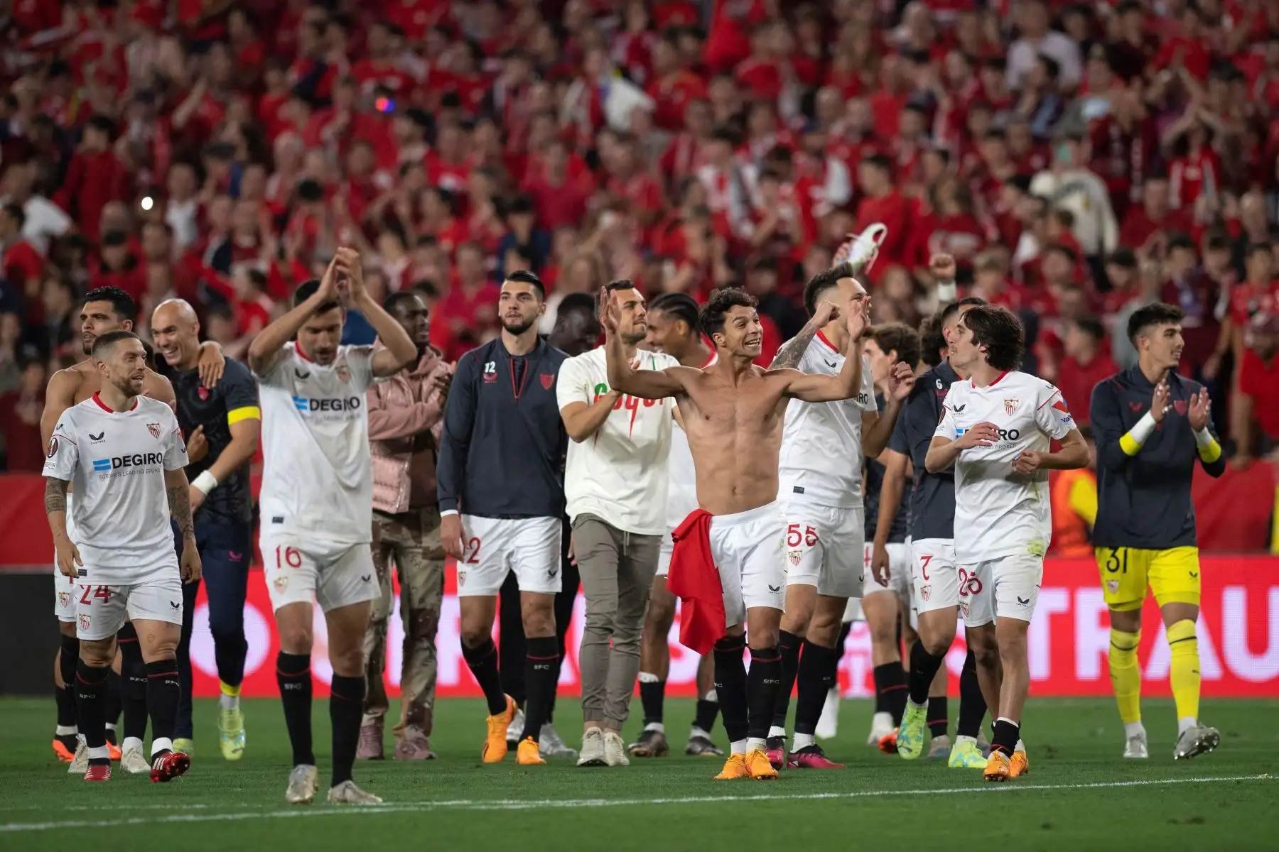 El centrocampista español del Sevilla Oliver Torres  y sus compañeros celebran al final del partido de vuelta de la semifinal de la UEFA Europa League entre el Sevilla FC y la Juventus. Foto:ANDINA/ AFP