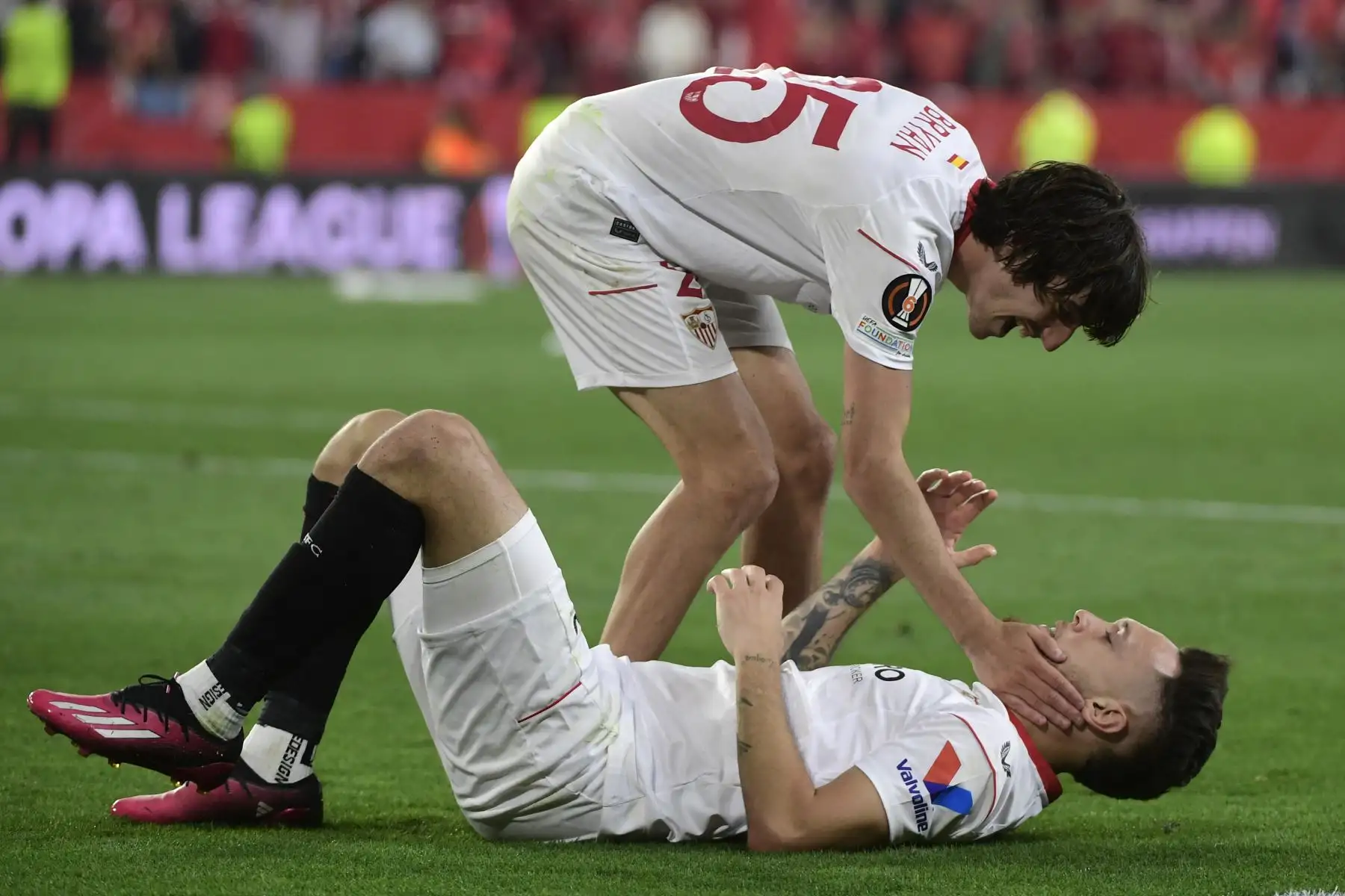 El delantero argentino del Sevilla Lucas Ocampos  y el delantero español del Sevilla Bryan Gil celebran su clasificación para la final después de ganar el partido de vuelta de la semifinal de la UEFA Europa League entre el Sevilla FC y la Juventus. Foto: ANDINA/AFP