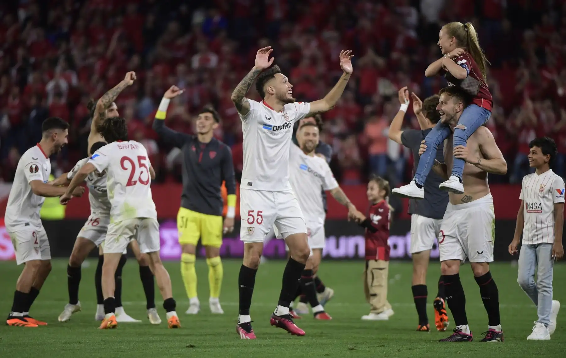 Los jugadores del Sevilla celebran su clasificación para la final después de ganar el partido de vuelta de la semifinal de la UEFA Europa League entre el Sevilla FC y la Juventus. Foto:ANDINA/ AFP