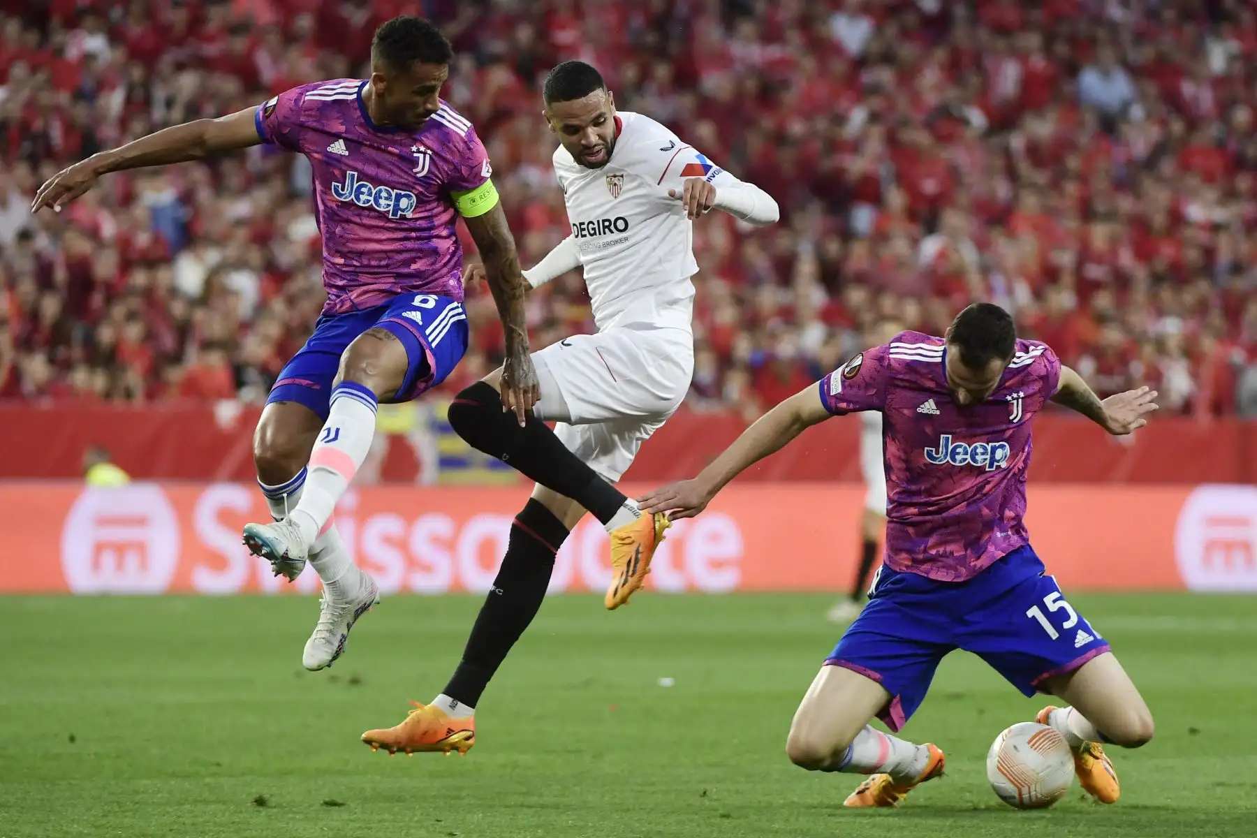 El defensa italiano de la Juventus, Federico Gatti, controla el balón junto al defensor brasileño de la Juventus, Danilo , y el delantero marroquí del Sevilla, Youssef En-Nesyri, durante el partido de vuelta de la semifinal de la UEFA Europa League entre el Sevilla FC y la Juventus.
Foto:ANDINA/ AFP