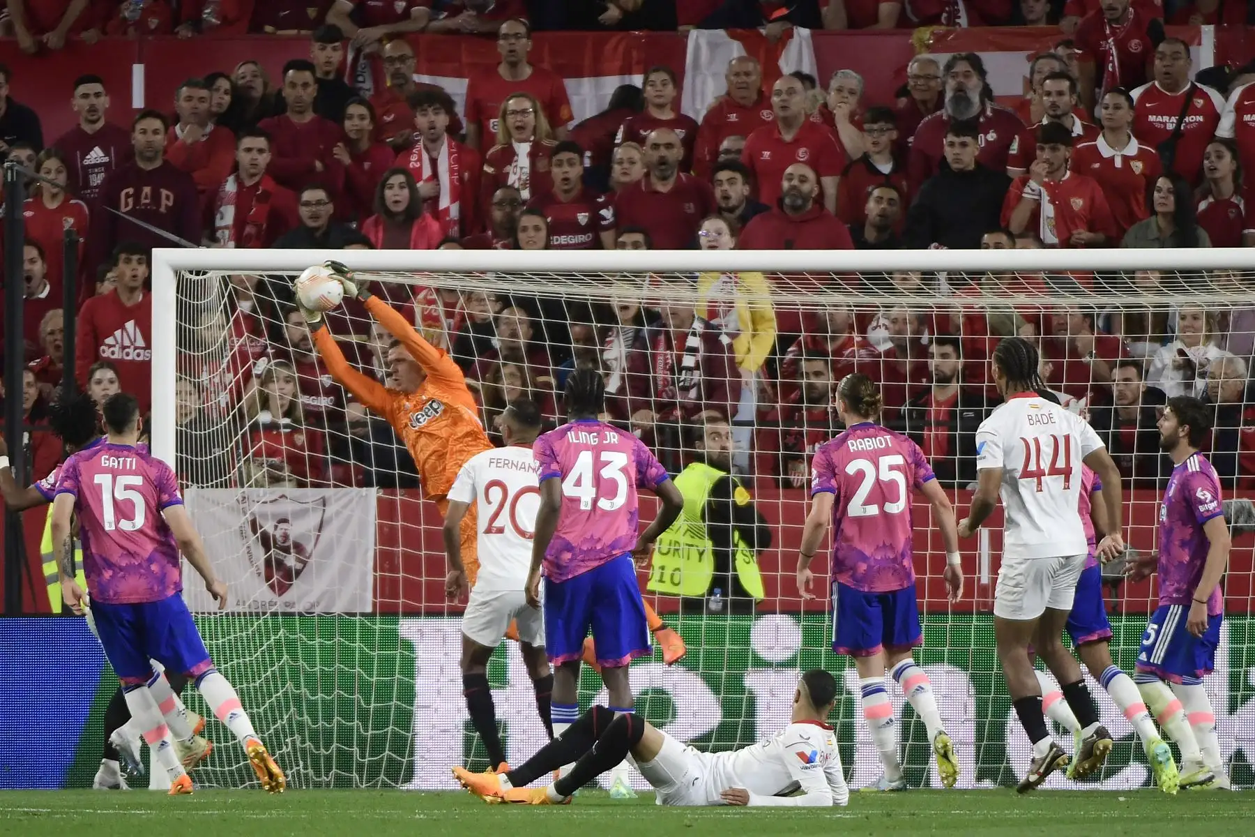 El portero polaco de la Juventus, Wojciech Szczesny, hace una atajada durante el partido de vuelta de la semifinal de la UEFA Europa League entre el Sevilla FC y la Juventus. Foto:ANDINA/ AFP