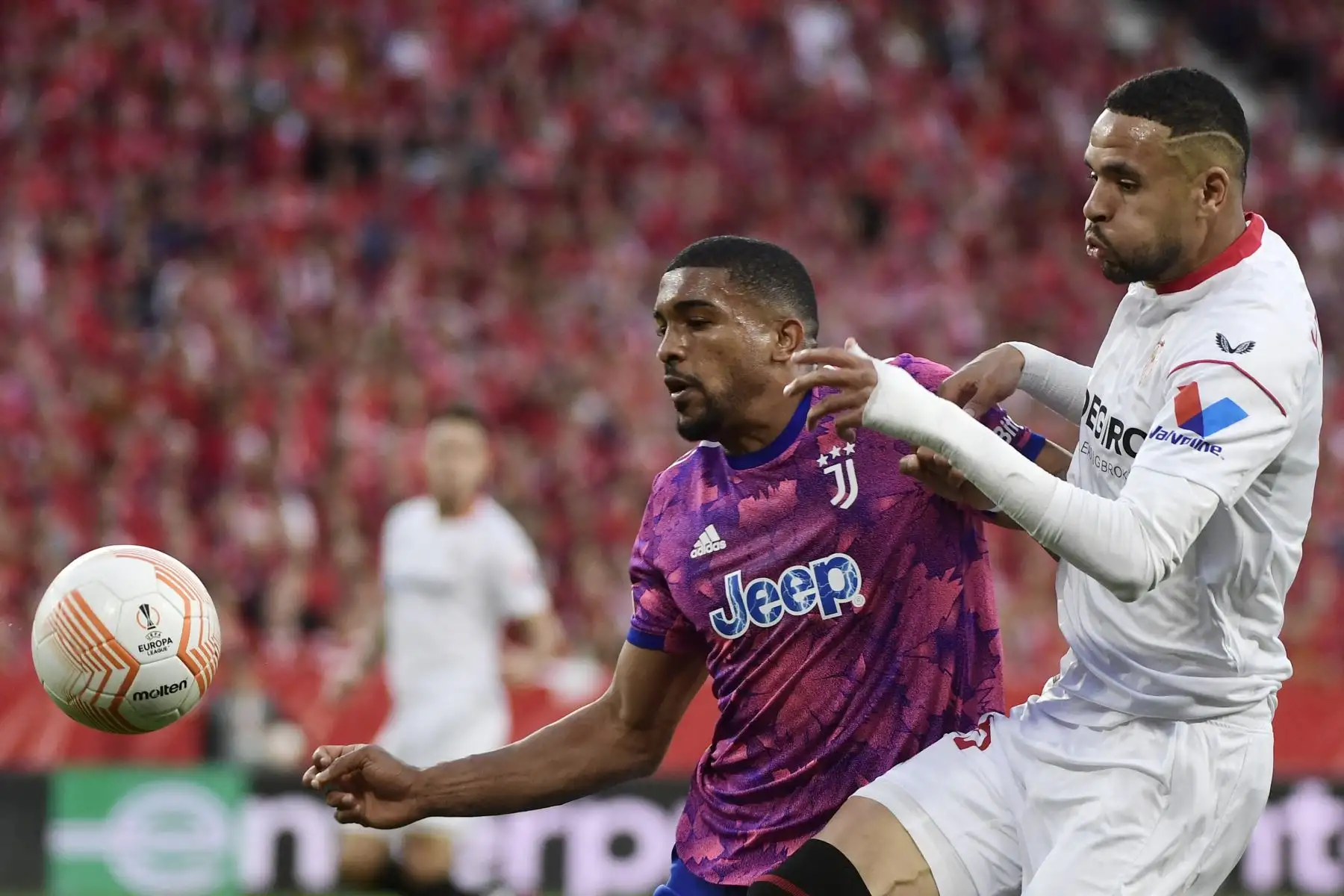 El centrocampista italiano de la Juventus, Nicolo Fagioli, compite con el defensor argentino del Sevilla, Marcos Acuña, durante el partido de vuelta de la semifinal de la Liga Europea de la UEFA entre el Sevilla FC y la Juventus. Foto:ANDINA/ AFP