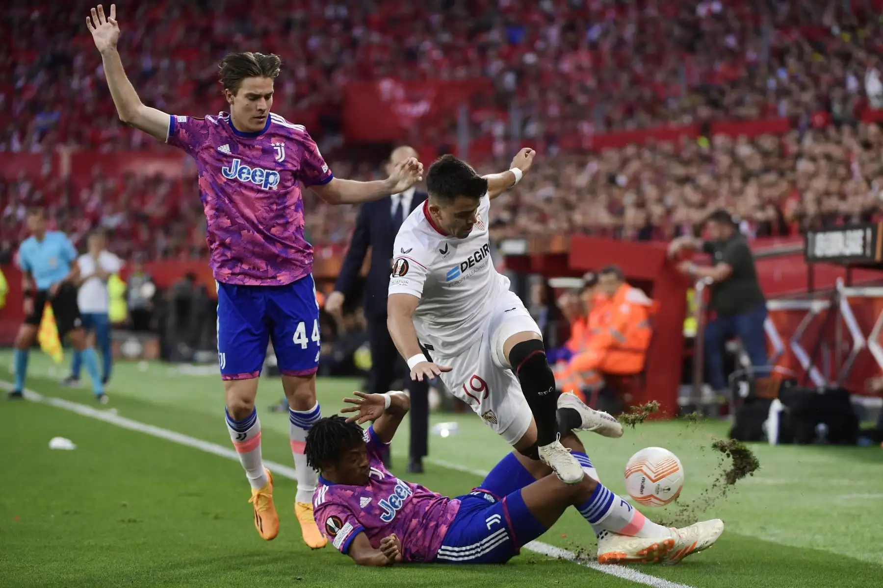 El defensor argentino del Sevilla, Marcos Acuña, es abordado por el defensor colombiano de la Juventus, Juan Cuadrado, junto al centrocampista italiano de la Juventus, Nicolo Fagioli, durante el partido de vuelta de la semifinal de la UEFA Europa League entre el Sevilla FC y la Juventus. Foto:ANDINA/ AFP