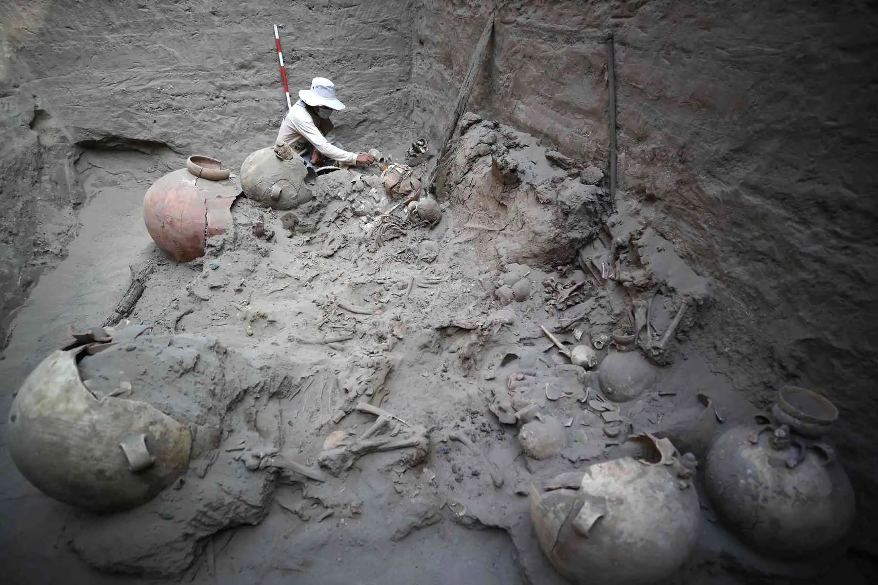Fotografía de un investigador en el sitio de excavación arqueológica considerado la tumba de un personaje de élite de la cultura Chancay, el 12 de mayo de 2023, en la provincia de Huaral al sur de Lima (Perú). Un grupo de arqueólogos peruanos halló, en un cementerio milenario del norte de Lima, la tumba de un personaje de élite vinculado al mar de la cultura Chancay, que se desarrolló entre los años 1.100 y 1.400 de nuestra era en la costa central del país andino. Foto: EFE