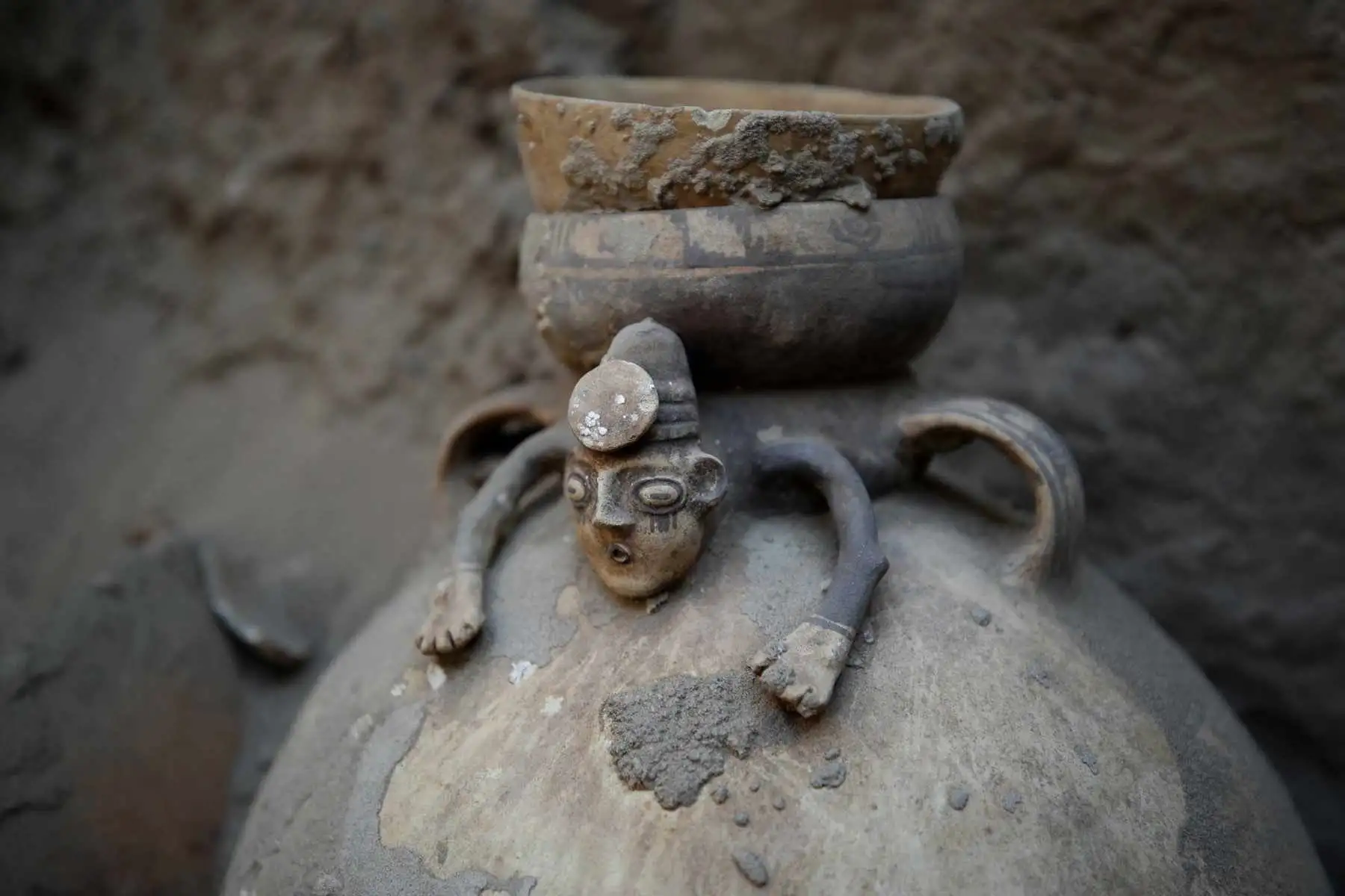 Detalle de una pieza encontrada en el sitio de excavación arqueológica considerado la tumba de un personaje de élite de la cultura Chancay, el 12 de mayo de 2023, en la provincia de Huaral al sur de Lima (Perú). Un grupo de arqueólogos peruanos halló, en un cementerio milenario del norte de Lima, la tumba de un personaje de élite vinculado al mar de la cultura Chancay, que se desarrolló entre los años 1.100 y 1.400 de nuestra era en la costa central del país andino. Foto: EFE