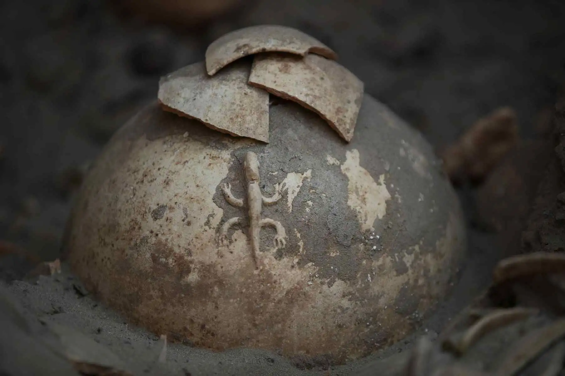 Detalle de una pieza encontrada en el sitio de excavación arqueológica considerado la tumba de un personaje de élite de la cultura Chancay, el 12 de mayo de 2023, en la provincia de Huaral al sur de Lima (Perú). Un grupo de arqueólogos peruanos halló, en un cementerio milenario del norte de Lima, la tumba de un personaje de élite vinculado al mar de la cultura Chancay, que se desarrolló entre los años 1.100 y 1.400 de nuestra era en la costa central del país andino. Foto: EFE
