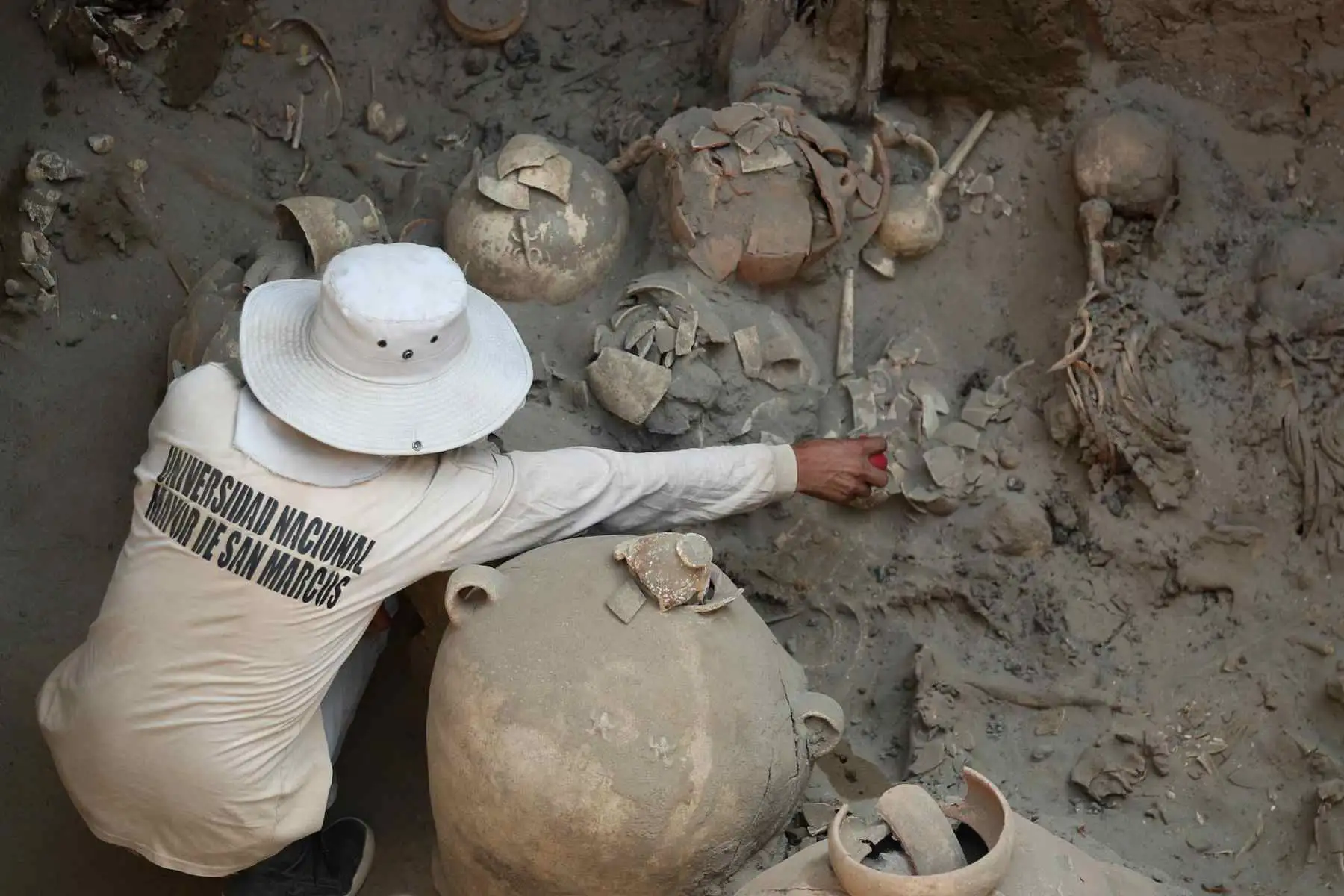 Fotografía de un investigador en el sitio de excavación arqueológica considerado la tumba de un personaje de élite de la cultura Chancay, el 12 de mayo de 2023, en la provincia de Huaral al sur de Lima (Perú). Un grupo de arqueólogos peruanos halló, en un cementerio milenario del norte de Lima, la tumba de un personaje de élite vinculado al mar de la cultura Chancay, que se desarrolló entre los años 1.100 y 1.400 de nuestra era en la costa central del país andino. Foto: EFE