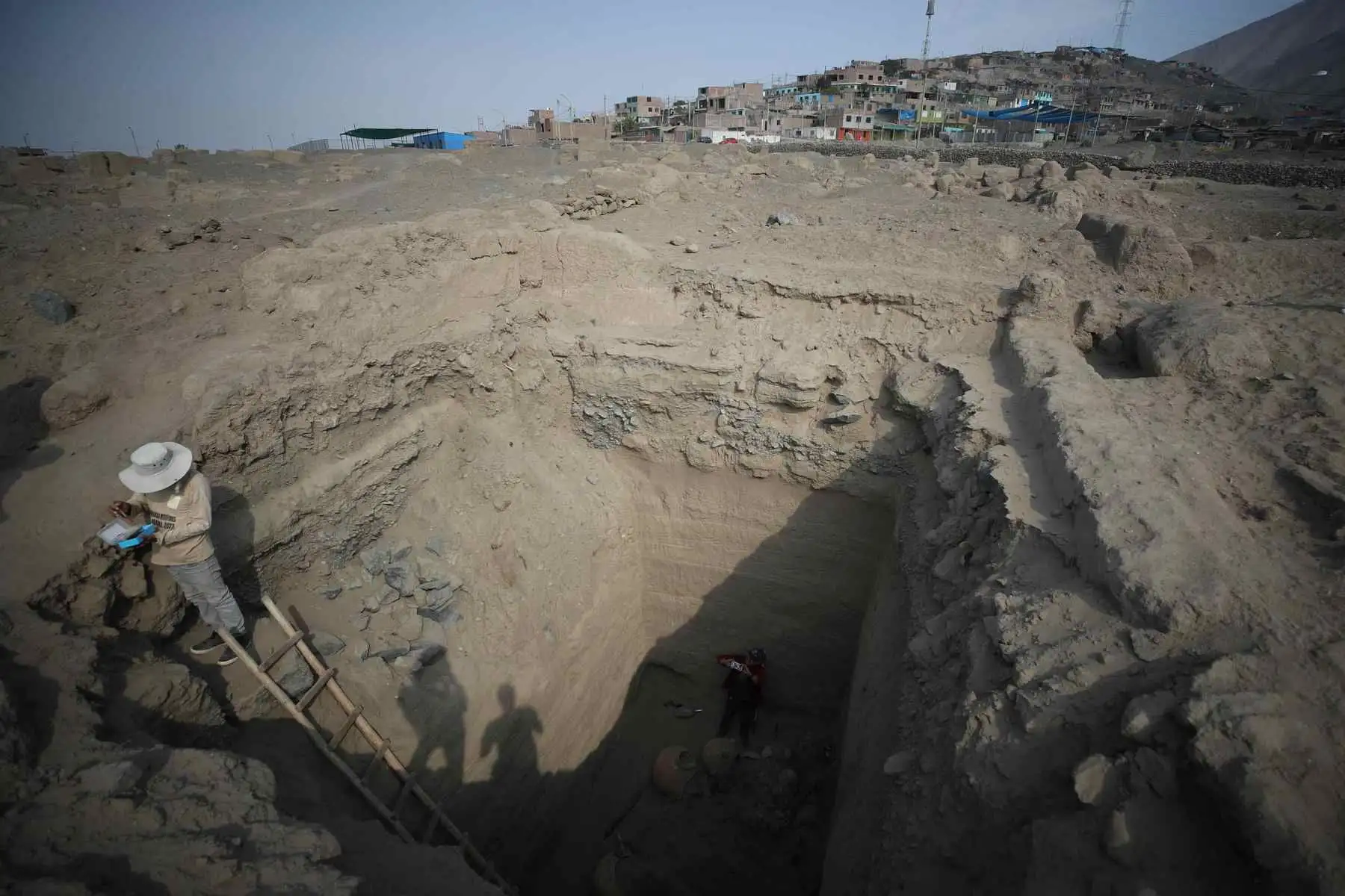 Fotografía de un investigador en el sitio de excavación arqueológica considerado la tumba de un personaje de élite de la cultura Chancay, el 12 de mayo de 2023, en la provincia de Huaral al sur de Lima (Perú). Un grupo de arqueólogos peruanos halló, en un cementerio milenario del norte de Lima, la tumba de un personaje de élite vinculado al mar de la cultura Chancay, que se desarrolló entre los años 1.100 y 1.400 de nuestra era en la costa central del país andino. Foto: EFE