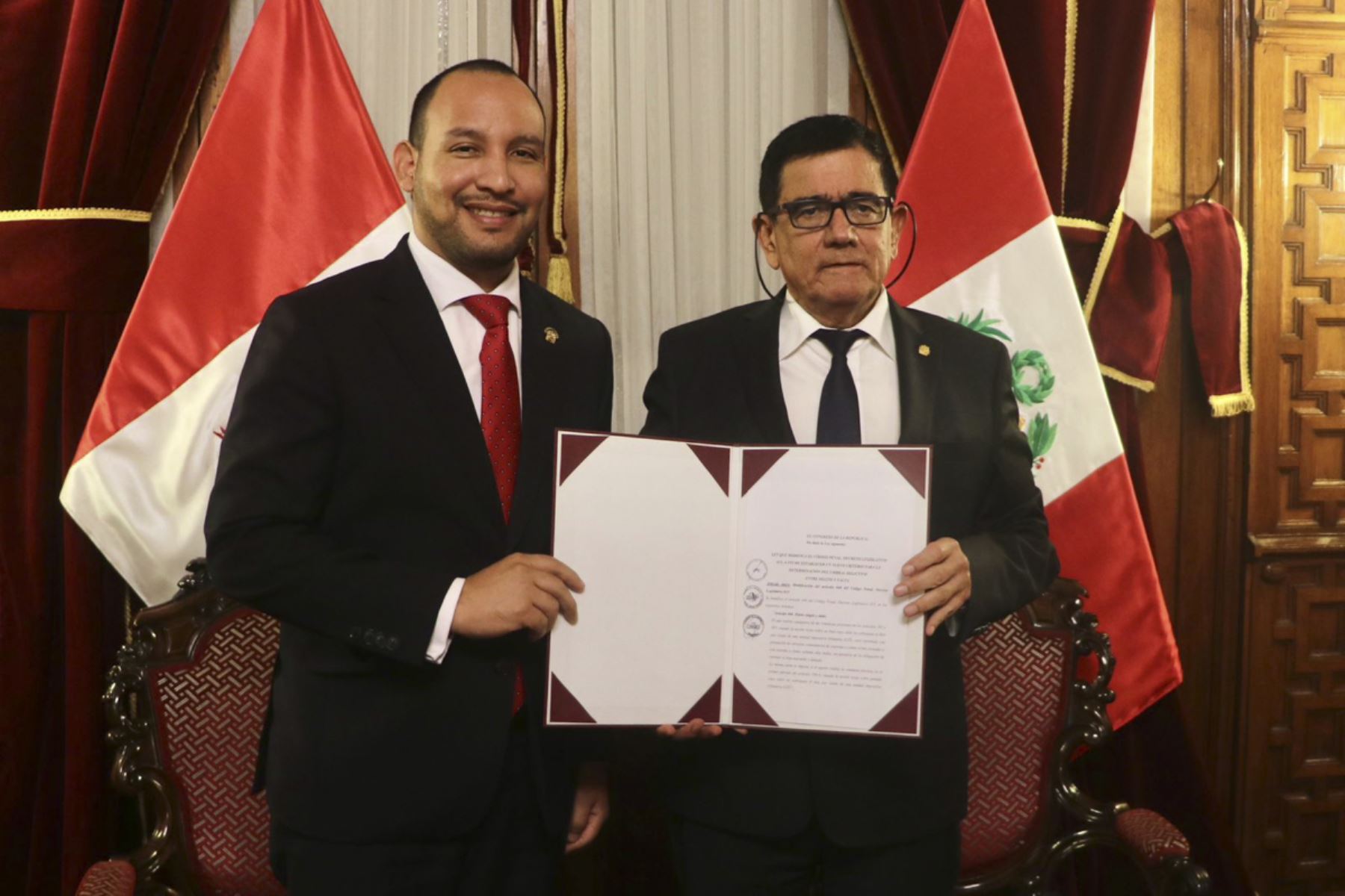 Congresistas Alejandro Muñante y José Williams en la firma de la autógrafa de ley. ANDINA/Difusión