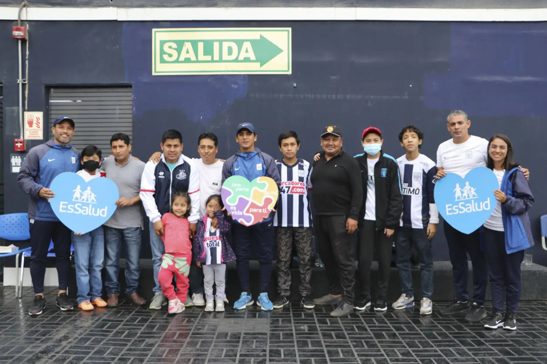 El Club Alianza Lima y EsSalud)juntos por una noble causa. “Alianza para la vida” es el nombre de la campaña de sensibilización que organizan en conjunto EsSalud, por medio del Hospital Nacional Guillermo Almenara Irigoyen, con el club Alianza Lima, que busca promover y concientizar a la población sobre la importancia de la donación de órganos y tejidos

Foto: ANDINA/ESSALUD