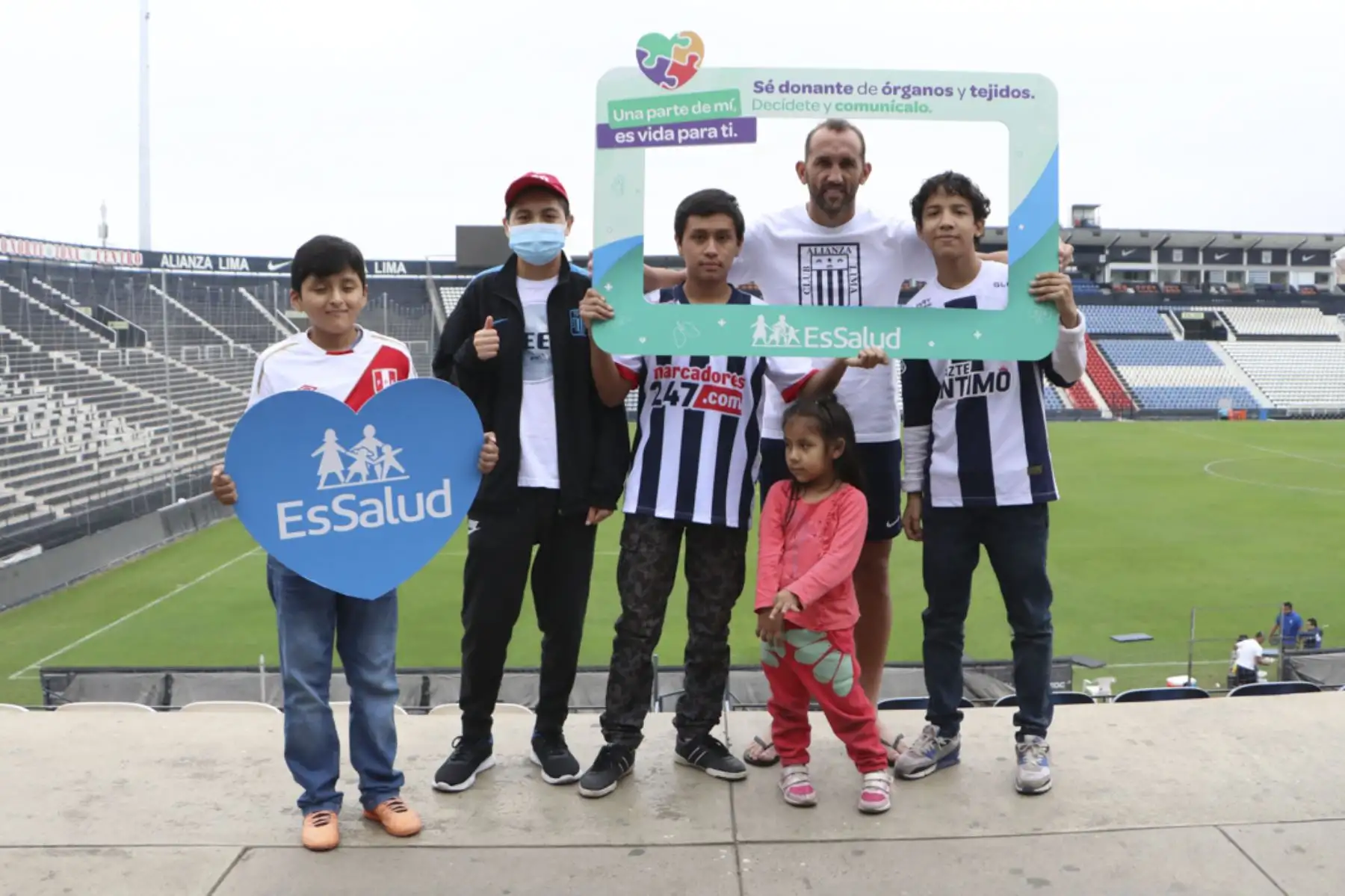 El Club Alianza Lima y EsSalud)juntos por una noble causa. “Alianza para la vida” es el nombre de la campaña de sensibilización que organizan en conjunto EsSalud, por medio del Hospital Nacional Guillermo Almenara Irigoyen, con el club Alianza Lima, que busca promover y concientizar a la población sobre la importancia de la donación de órganos y tejidos

Foto: ANDINA/ESSALUD