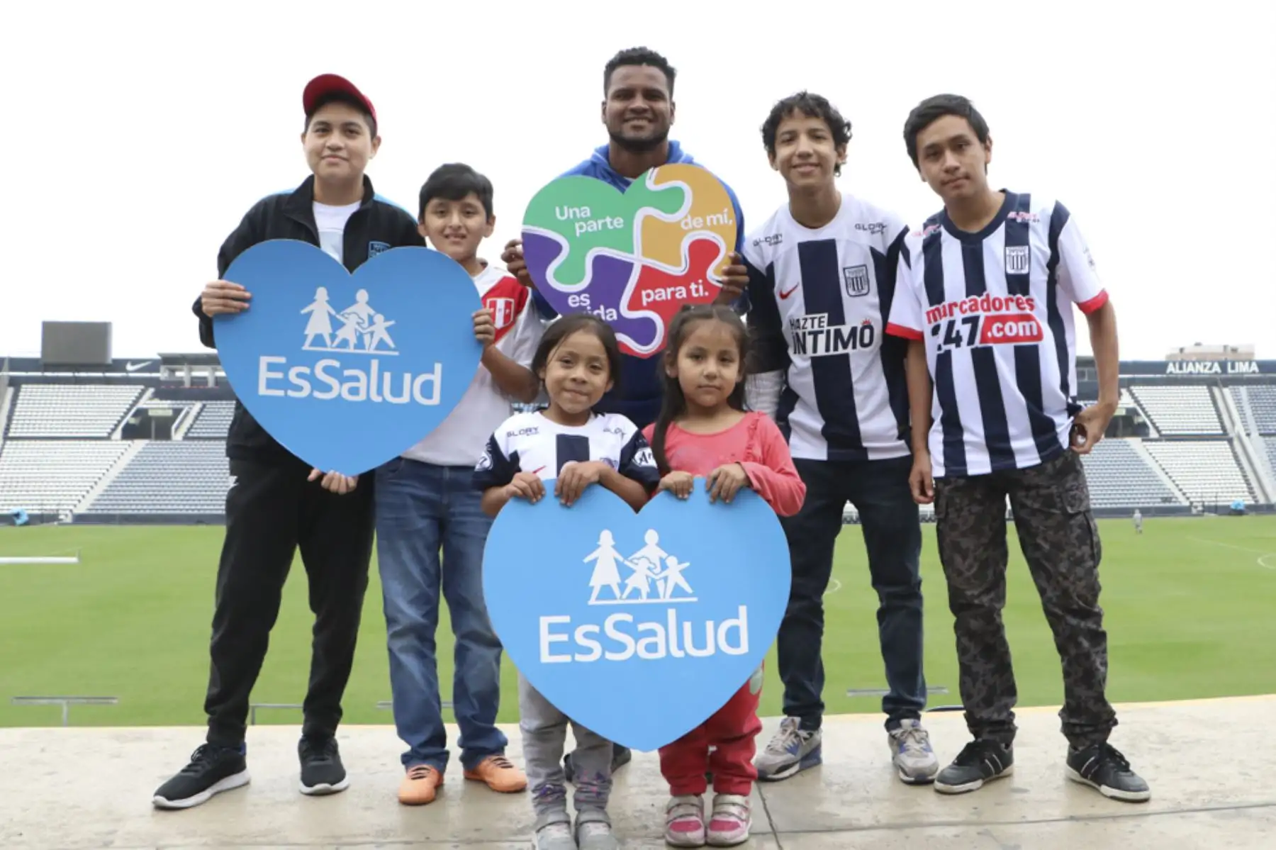 El Club Alianza Lima y EsSalud)juntos por una noble causa. “Alianza para la vida” es el nombre de la campaña de sensibilización que organizan en conjunto EsSalud, por medio del Hospital Nacional Guillermo Almenara Irigoyen, con el club Alianza Lima, que busca promover y concientizar a la población sobre la importancia de la donación de órganos y tejidos

Foto: ANDINA/ESSALUD
