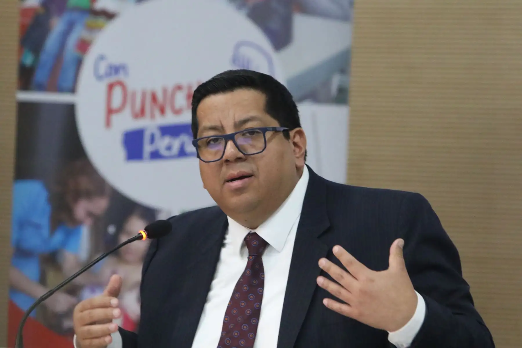 Todos empiezan a confiar en el Perú y ello genera una mayor capacidad para captar inversiones, justo lo que nuestro país necesita en este momento, afirmó el ministro Alex Contreras. ANDINA/Héctor Vinces
