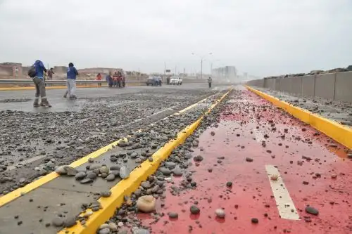 Las piedras que fueron arrastradas por la fuerza del mar hasta la vía Costa Verde tramo Callao, producto de los oleajes anómalos registrados en las últimas horas, fueron recogidas por trabajadores del Gobierno Regional del Callao, apoyados con maquinaria pesada.
Foto: ANDINA/Gore Callao