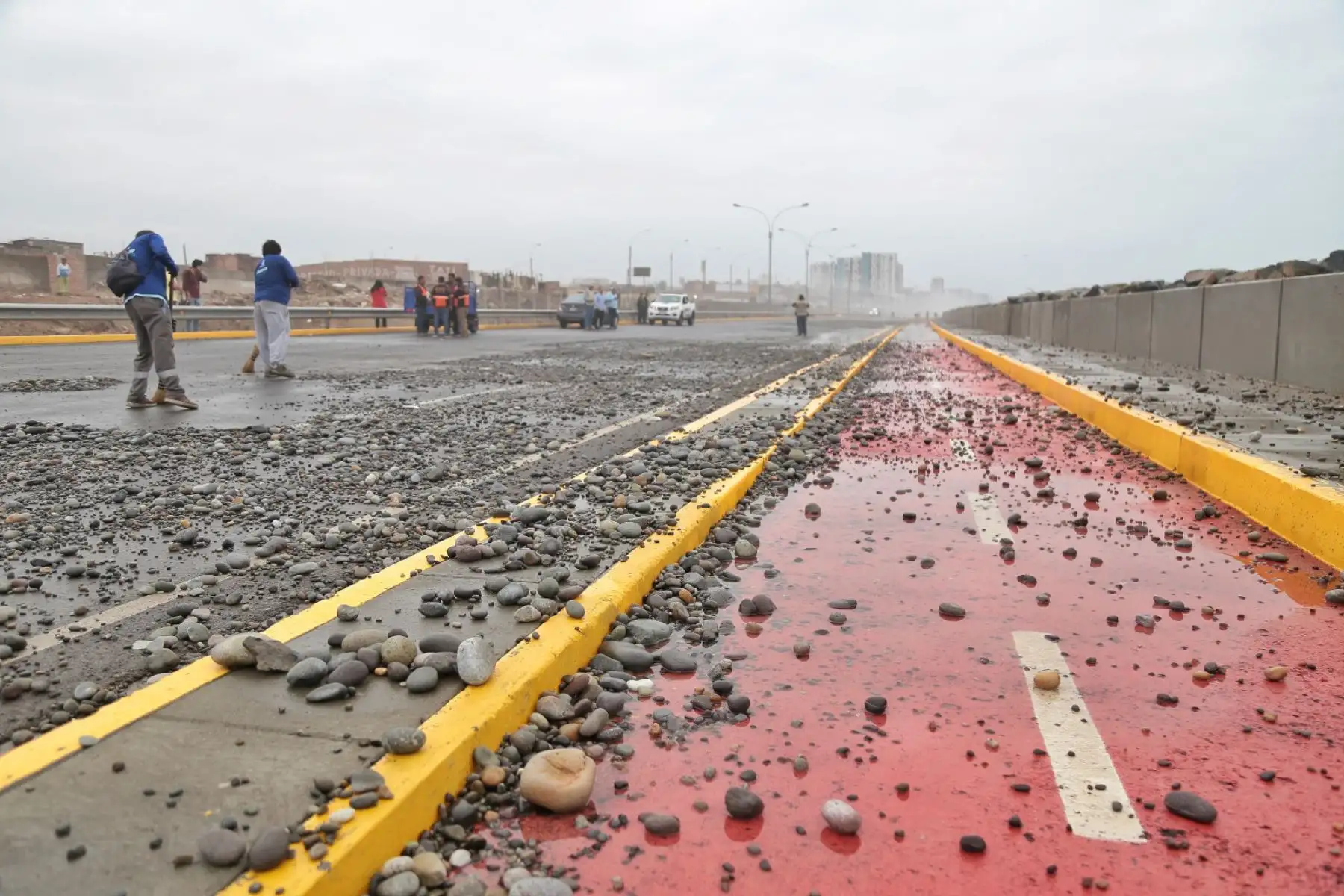 Las piedras que fueron arrastradas por la fuerza del mar hasta la vía Costa Verde tramo Callao, producto de los oleajes anómalos registrados en las últimas horas, fueron recogidas por trabajadores del Gobierno Regional del Callao, apoyados con maquinaria pesada.
Foto: ANDINA/Gore Callao