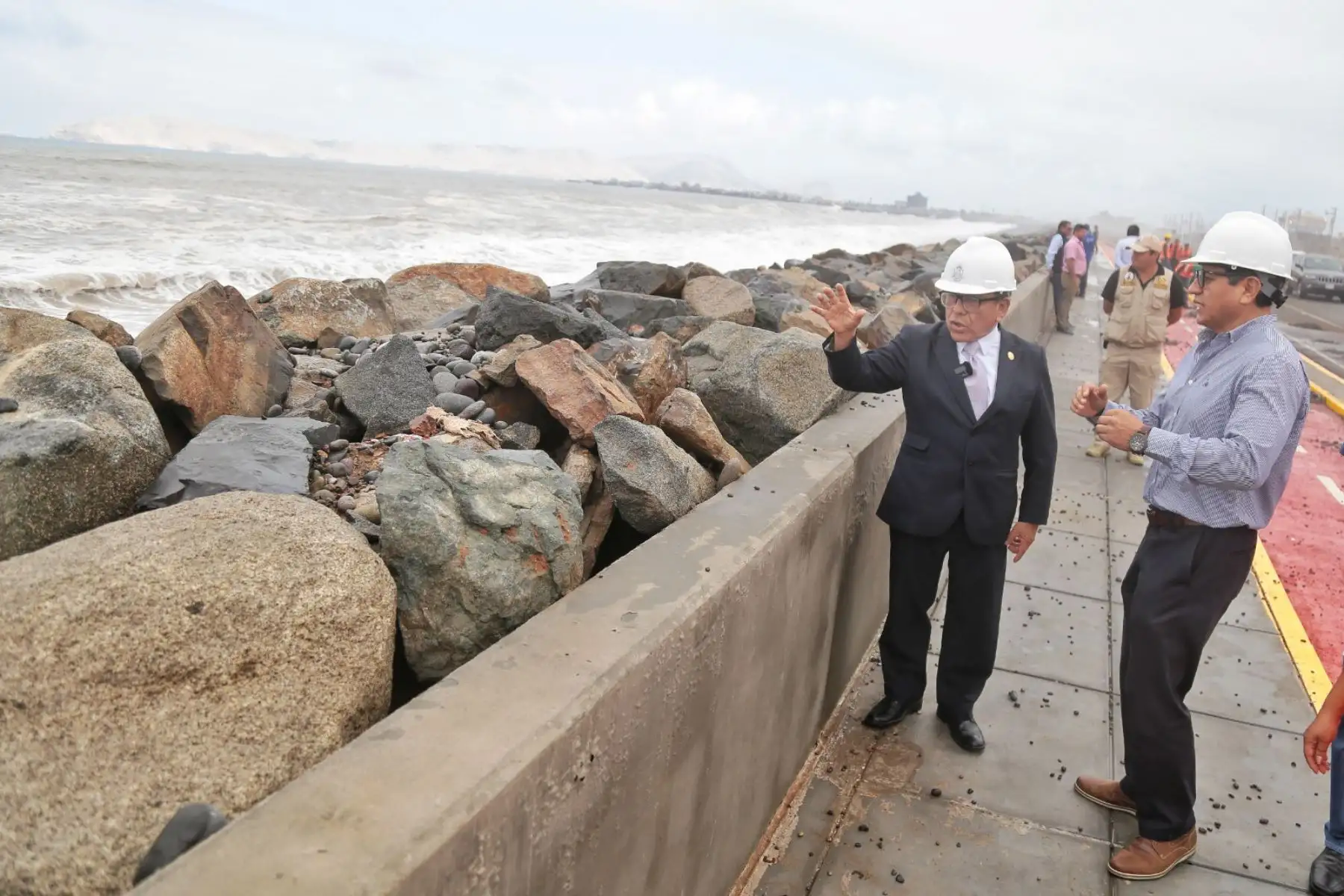 Las piedras que fueron arrastradas por la fuerza del mar hasta la vía Costa Verde tramo Callao, producto de los oleajes anómalos registrados en las últimas horas, fueron recogidas por trabajadores del Gobierno Regional del Callao, apoyados con maquinaria pesada.
Foto: ANDINA/Gore Callao