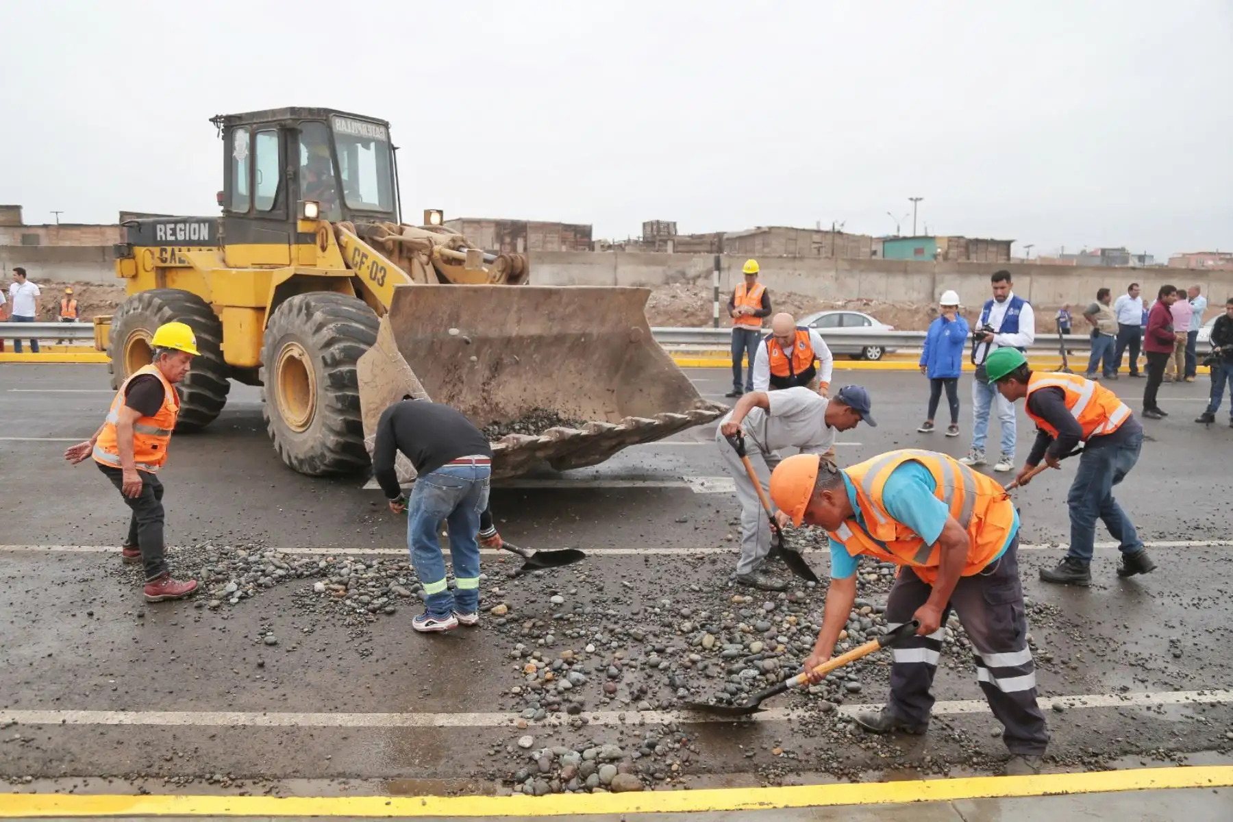 Las piedras que fueron arrastradas por la fuerza del mar hasta la vía Costa Verde tramo Callao, producto de los oleajes anómalos registrados en las últimas horas, fueron recogidas por trabajadores del Gobierno Regional del Callao, apoyados con maquinaria pesada.
Foto: ANDINA/Gore Callao