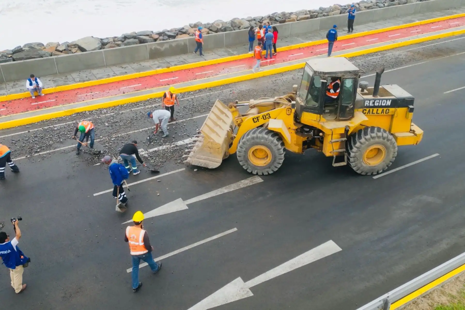 Las piedras que fueron arrastradas por la fuerza del mar hasta la vía Costa Verde tramo Callao, producto de los oleajes anómalos registrados en las últimas horas, fueron recogidas por trabajadores del Gobierno Regional del Callao, apoyados con maquinaria pesada.
Foto: ANDINA/Gore Callao