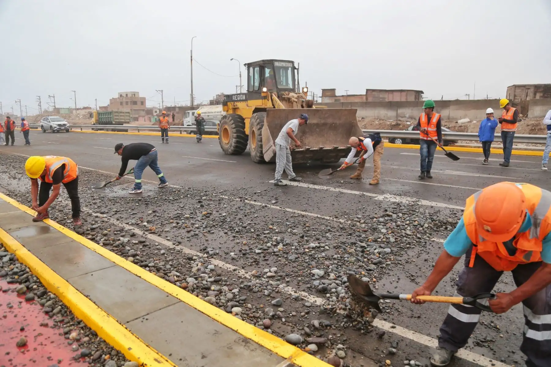 Las piedras que fueron arrastradas por la fuerza del mar hasta la vía Costa Verde tramo Callao, producto de los oleajes anómalos registrados en las últimas horas, fueron recogidas por trabajadores del Gobierno Regional del Callao, apoyados con maquinaria pesada.
Foto: ANDINA/Gore Callao