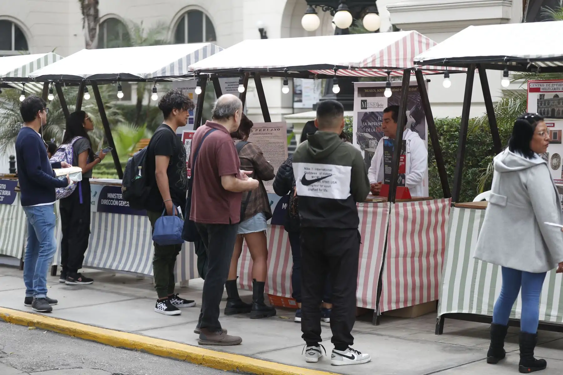 Este sábado 20 y domingo 21 se desarrollará la XXI Feria Museos a tu alcance en la explanada del Museo Metropolitano de Lima y el Diario Oficial “El Peruano” estará presente brindando información al público asistente sobre la historia de este medio periodístico que fundó Simón Bolívar en 1825, y mereció el reconocimiento de la Unesco como Memoria del Mundo.
Foto: ANDINA/Daniel Bracamonte