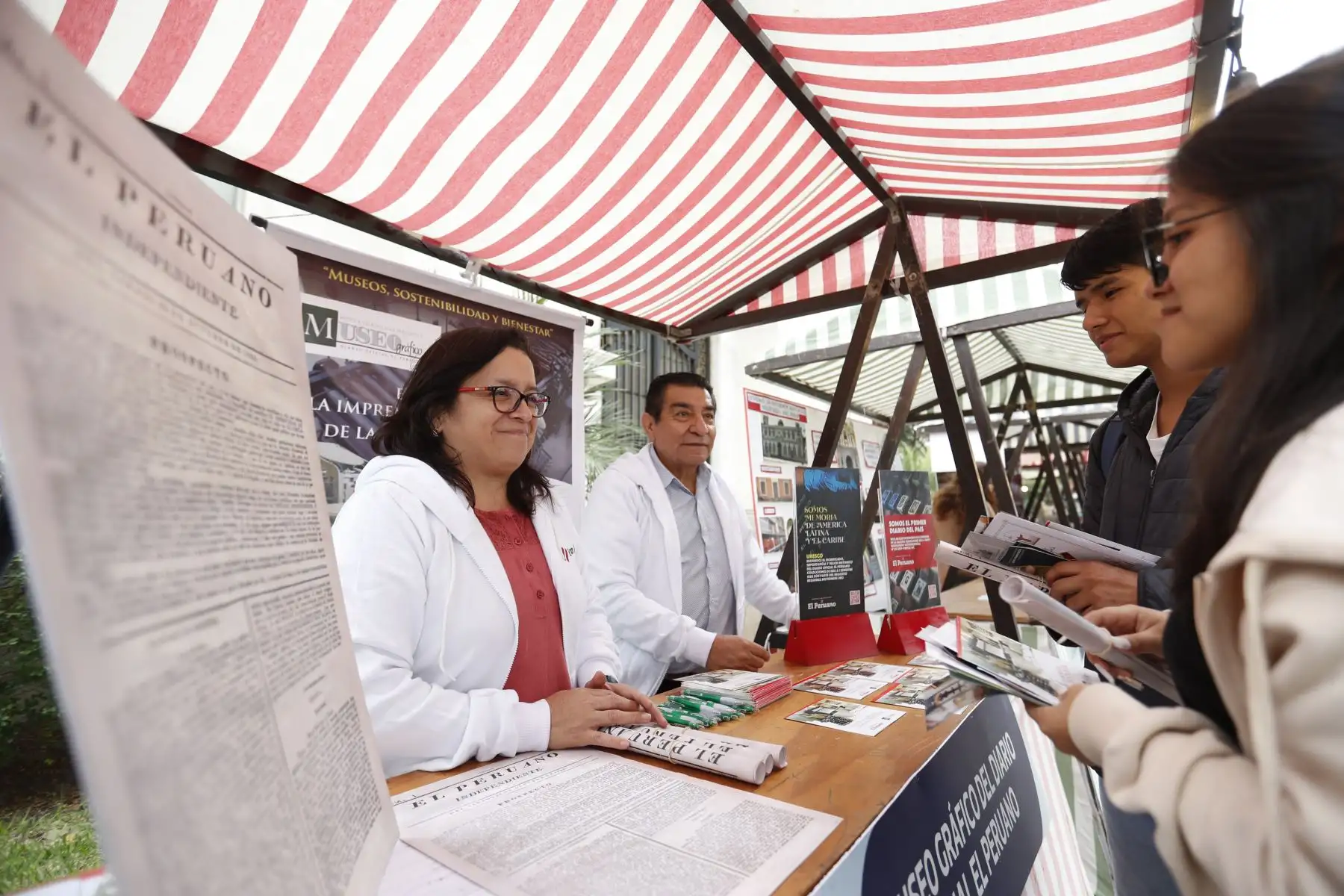 Este sábado 20 y domingo 21 se desarrollará la XXI Feria Museos a tu alcance en la explanada del Museo Metropolitano de Lima y el Diario Oficial “El Peruano” estará presente brindando información al público asistente sobre la historia de este medio periodístico que fundó Simón Bolívar en 1825, y mereció el reconocimiento de la Unesco como Memoria del Mundo.
Foto: ANDINA/Daniel Bracamonte