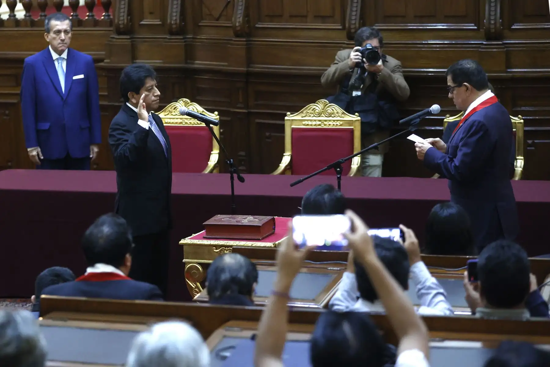 Josué Gutiérrez juró el día de hoy como Defensor del Pueblo, en una ceremonia presidida por el presidente del Congreso José Williams que se llevó a cabo en la sala Raúl Porras Barrenechea en el Congreso de la República.

Foto: ANDINA/Vidal Tarqui