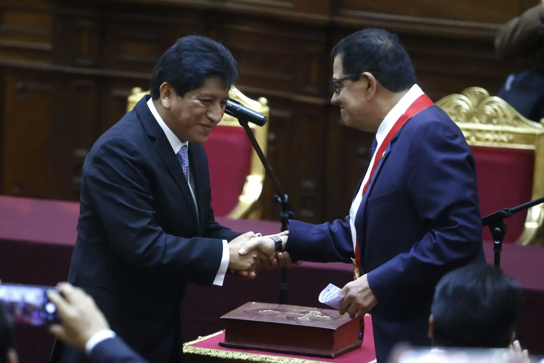 Josué Gutiérrez juró el día de hoy como Defensor del Pueblo, en una ceremonia presidida por el presidente del Congreso José Williams que se llevó a cabo en la sala Raúl Porras Barrenechea en el Congreso de la República.

Foto: ANDINA/Vidal Tarqui