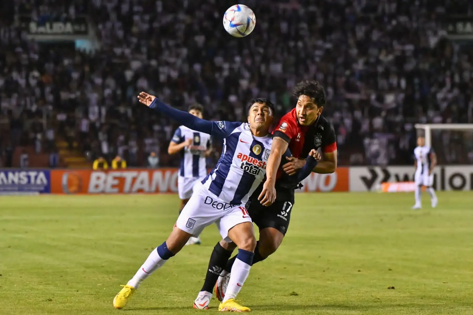 El bicampeón del fútbol peruano, Alianza Lima, empata esta noche 1-1 con FBC Melgar de Arequipa en el estadio Monumental de la UNSA.
Foto: Cortesía Diego Ramos