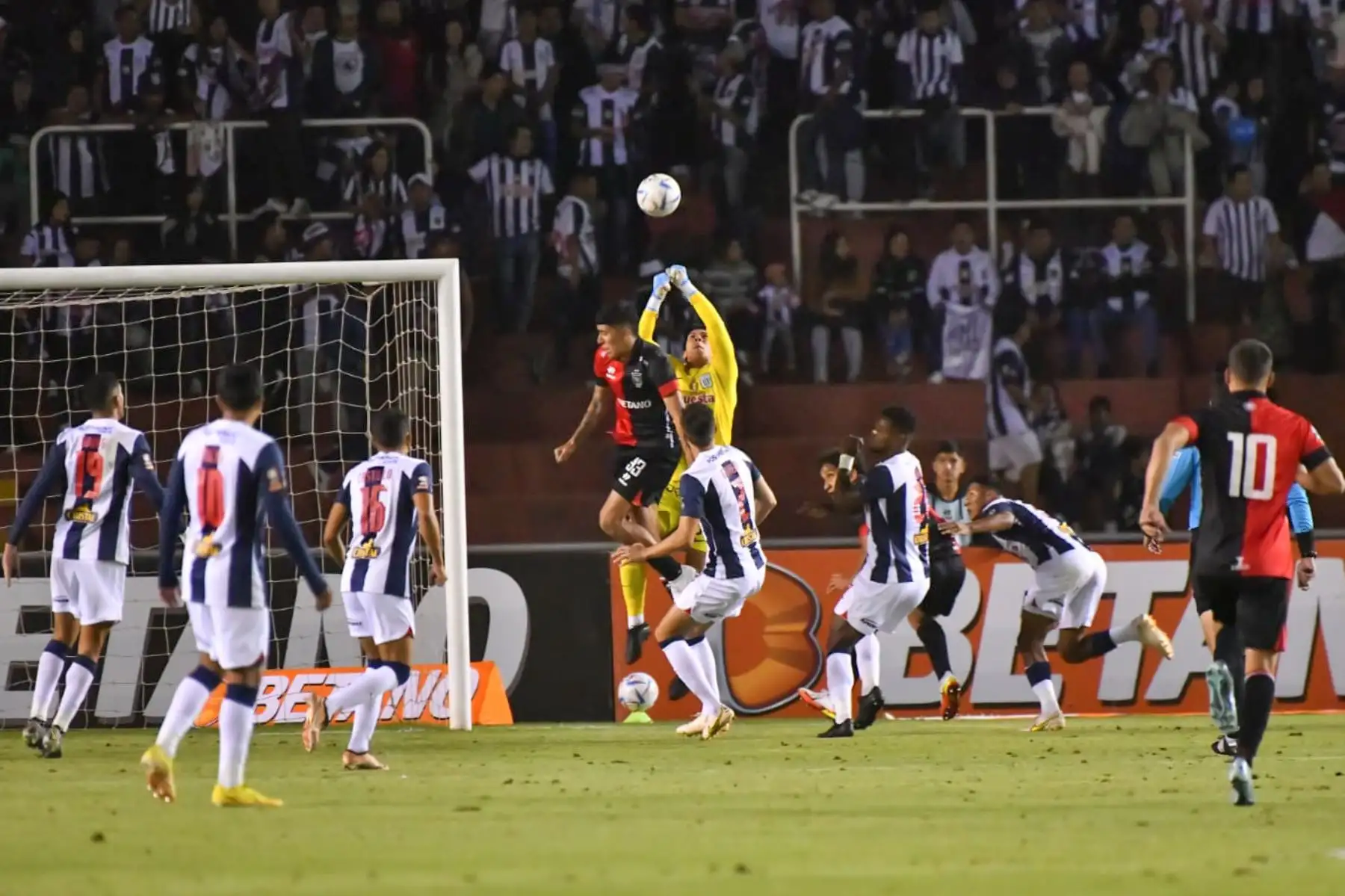 El bicampeón del fútbol peruano, Alianza Lima, empata esta noche 1-1 con FBC Melgar de Arequipa en el estadio Monumental de la UNSA.
Foto: Cortesía Diego Ramos