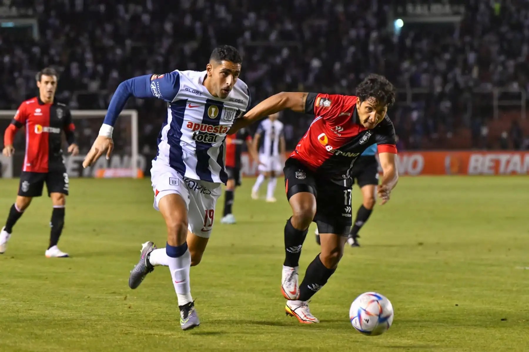 El bicampeón del fútbol peruano, Alianza Lima, empata esta noche 1-1 con FBC Melgar de Arequipa en el estadio Monumental de la UNSA.
Foto: Cortesía Diego Ramos
