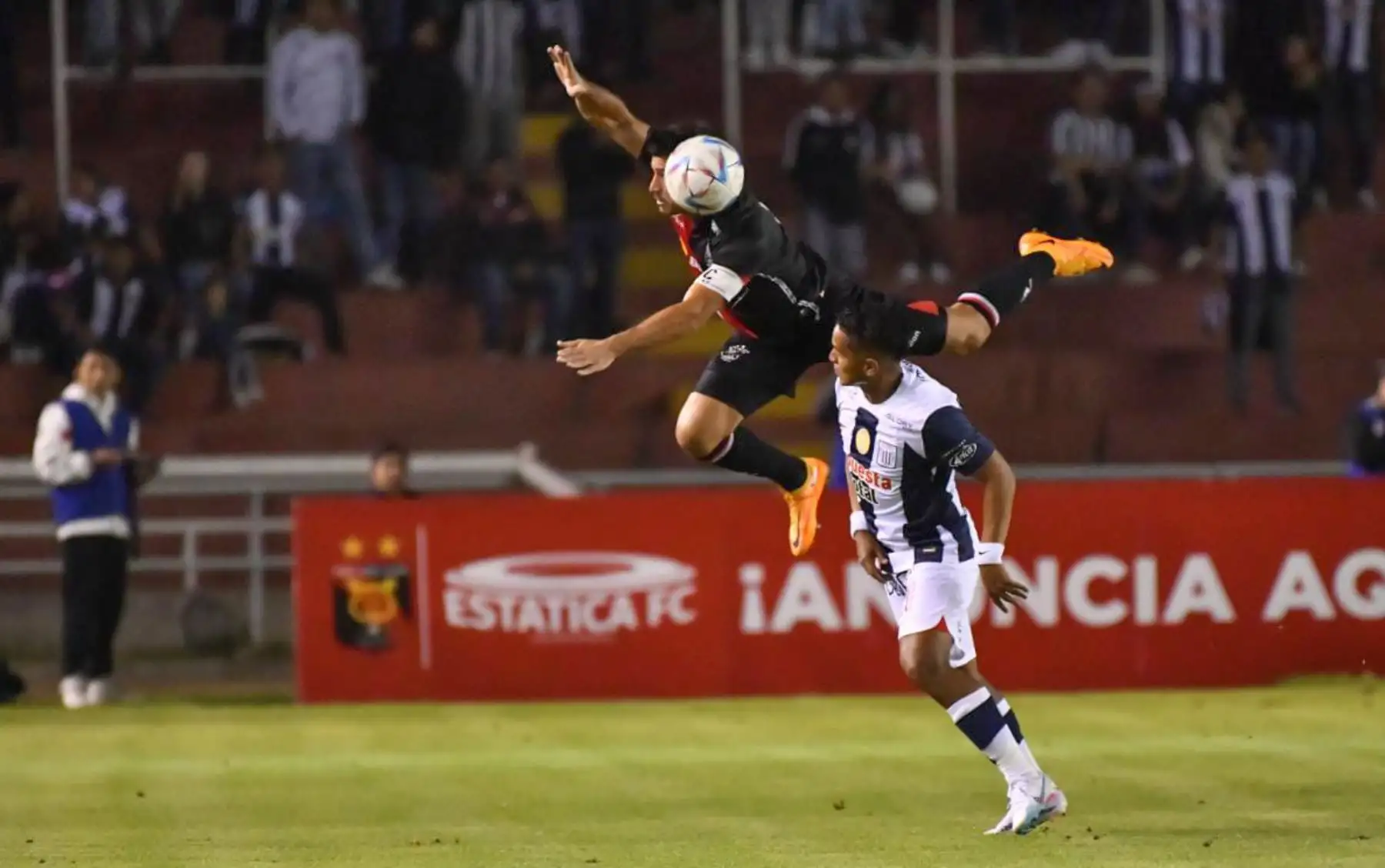 El bicampeón del fútbol peruano, Alianza Lima, empata esta noche 1-1 con FBC Melgar de Arequipa en el estadio Monumental de la UNSA.
Foto: Cortesía Diego Ramos