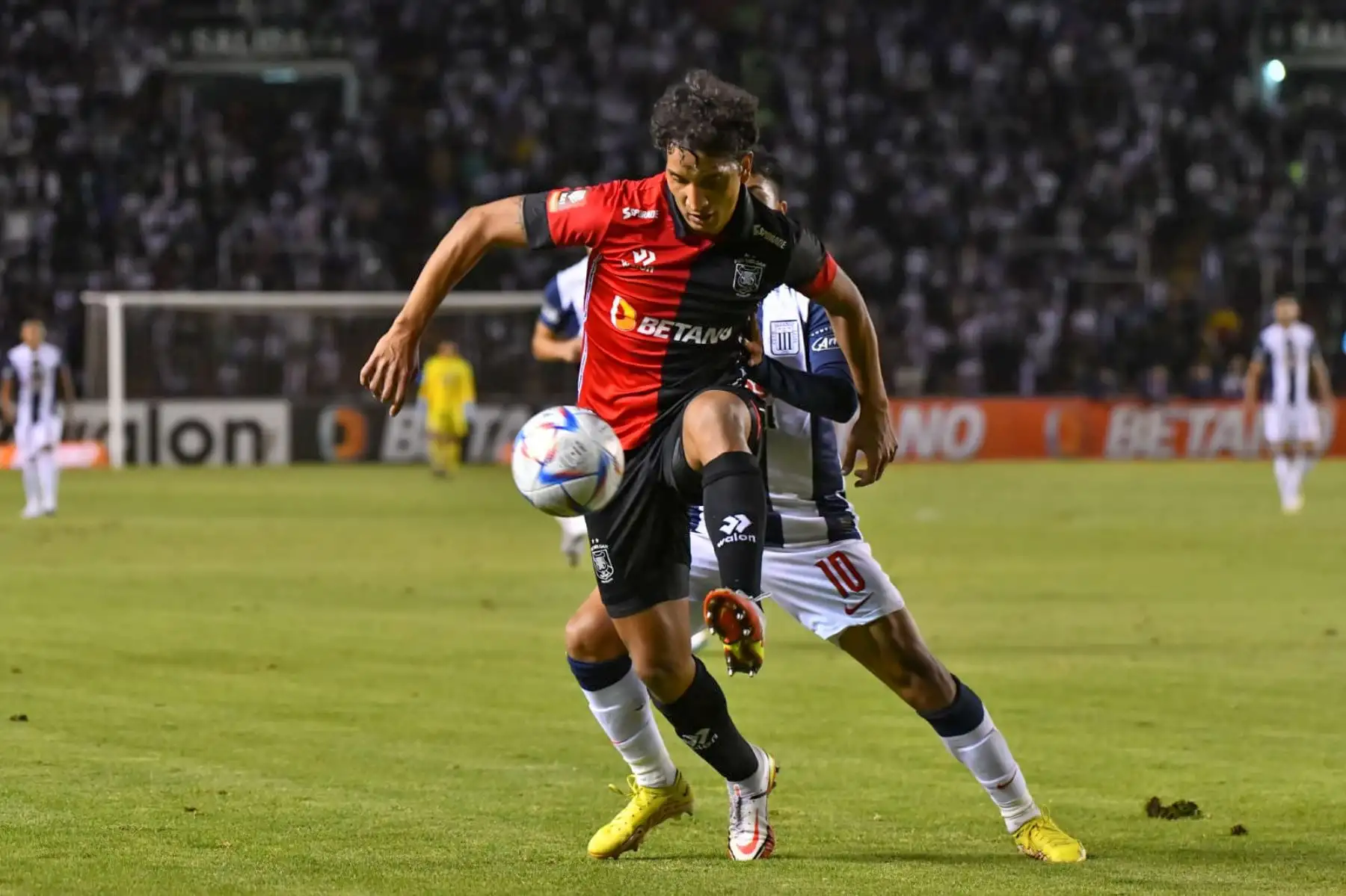 El bicampeón del fútbol peruano, Alianza Lima, empata esta noche 1-1 con FBC Melgar de Arequipa en el estadio Monumental de la UNSA.
Foto: Cortesía Diego Ramos