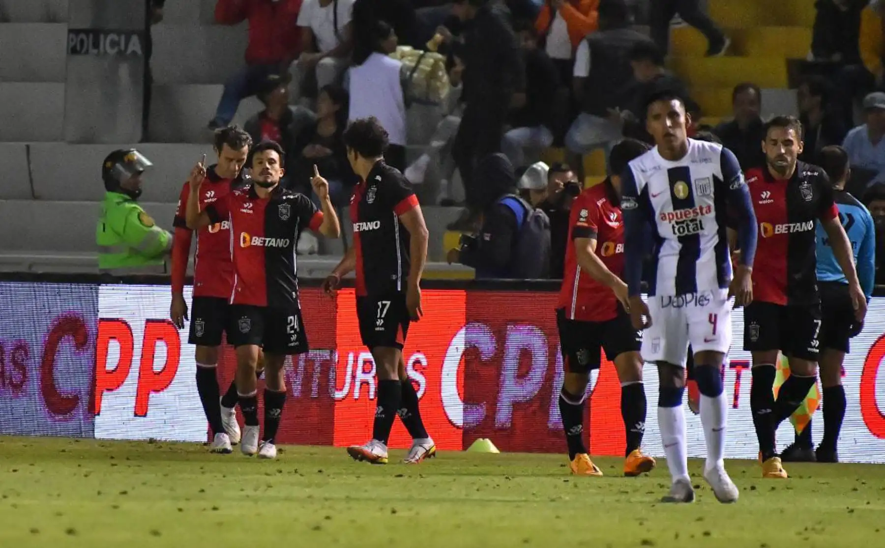 El bicampeón del fútbol peruano, Alianza Lima, empata esta noche 1-1 con FBC Melgar de Arequipa en el estadio Monumental de la UNSA.
Foto: Cortesía Diego Ramos