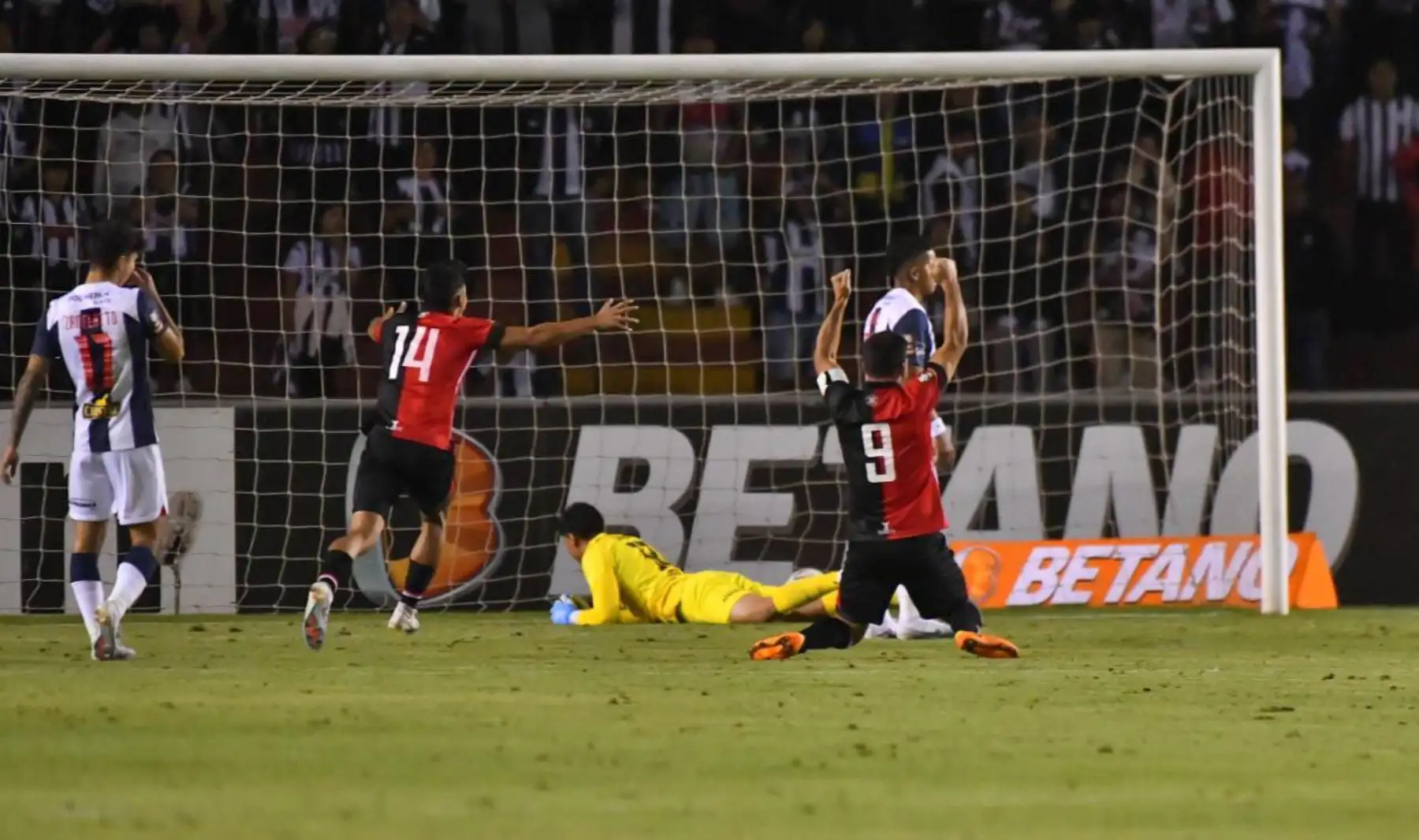 El bicampeón del fútbol peruano, Alianza Lima, empata esta noche 1-1 con FBC Melgar de Arequipa en el estadio Monumental de la UNSA.
Foto: Cortesía Diego Ramos