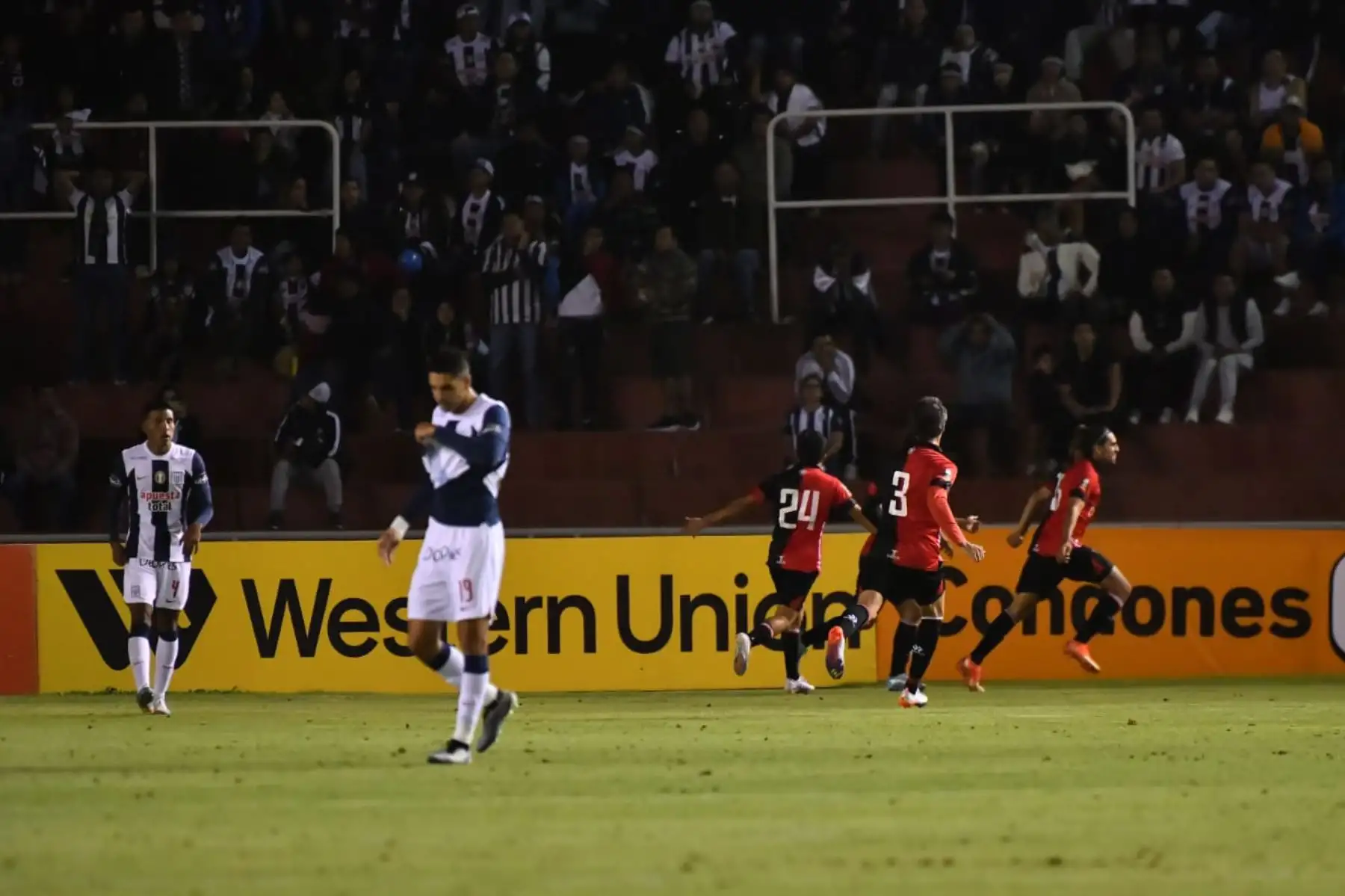 El bicampeón del fútbol peruano, Alianza Lima, empata esta noche 1-1 con FBC Melgar de Arequipa en el estadio Monumental de la UNSA.
Foto: Cortesía Diego Ramos