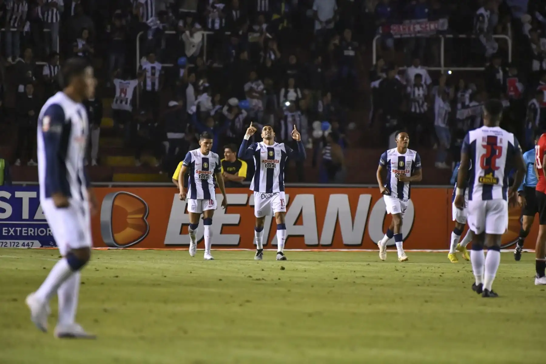 El bicampeón del fútbol peruano, Alianza Lima, cayó esta noche por 2 goles a 1 ante FBC Melgar de Arequipa, en el estadio Monumental de la UNSA.
Foto: Cortesía Diego Ramos