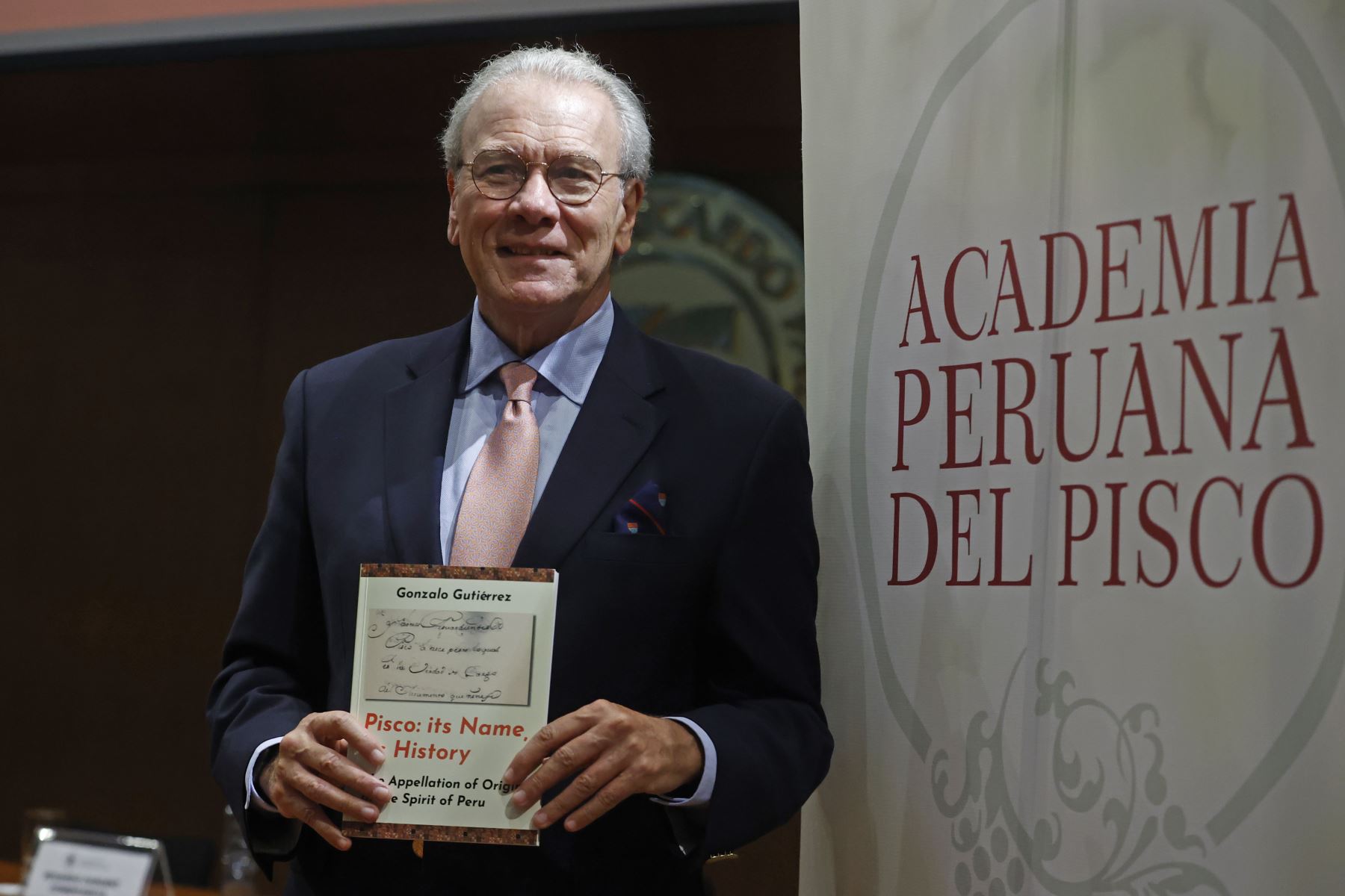 El libro “Pisco: its Name, its History”, del embajador Gonzalo Gutiérrez, es un nuevo aporte a la defensa de la peruanidad del pisco. Foto: ANDINA/Vidal Tarqui