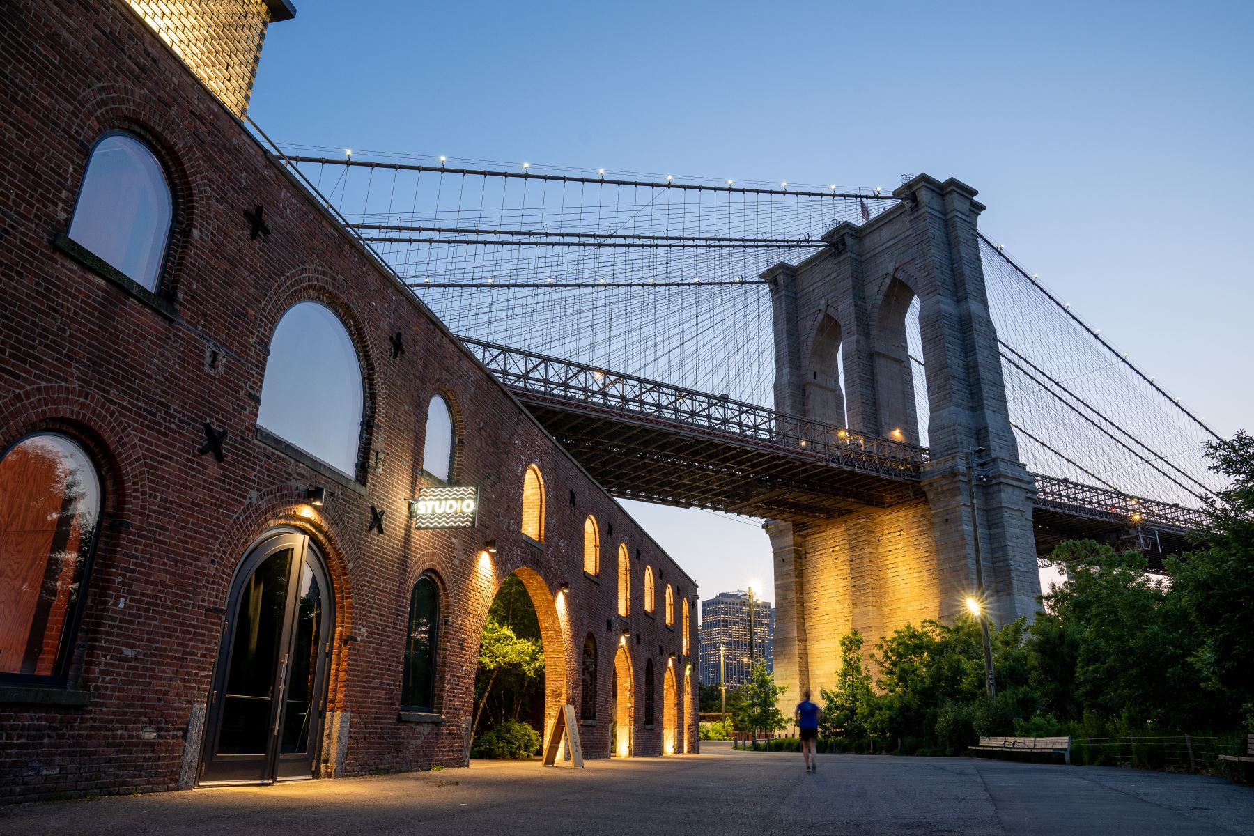 Fotografía del icónico puente de Brooklyn, que une los distritos de Manhattan y Brooklyn, el 18 de mayo de 2023, desde el parque de Dumbo en la ciudad de Nueva York (EEUU). Foto: EFE