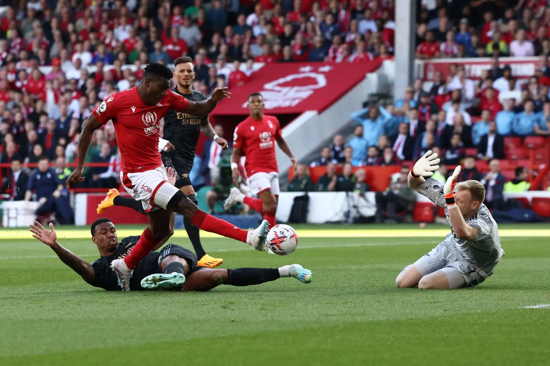 El delantero nigeriano de Nottingham Forest, Taiwo Awoniyi, anota el gol inicial durante el partido de fútbol de la Premier League inglesa entre Nottingham Forest y Arsenal. Foto: ANDINA/ AFP