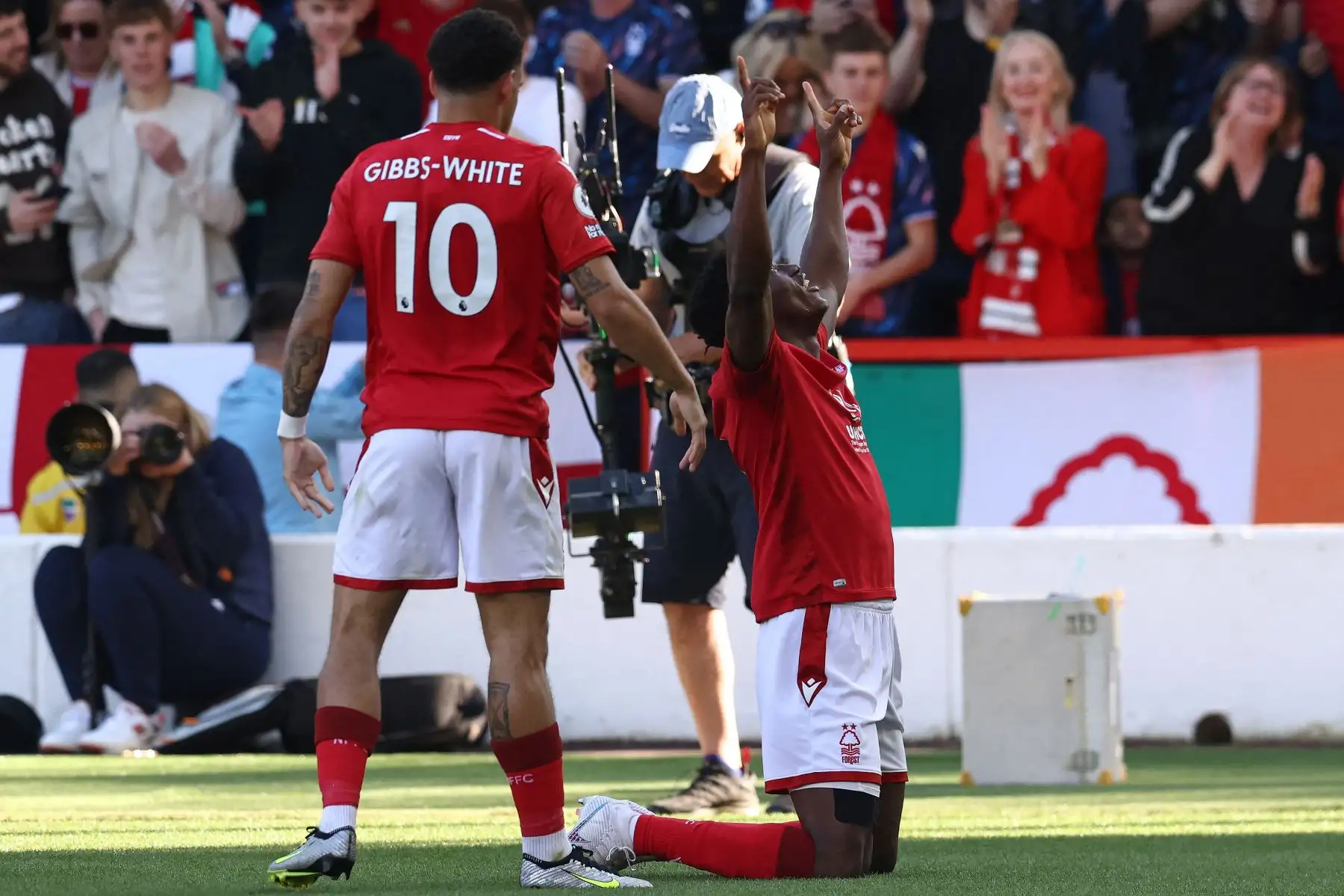 El delantero nigeriano de Nottingham Forest, Taiwo Awoniyi, celebra marcar el gol de apertura durante el partido de fútbol de la Premier League inglesa entre Nottingham Forest y Arsenal. Foto:ANDINA/AFP