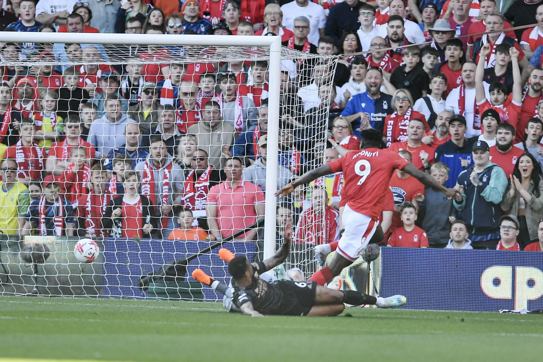Taiwo Awoniyi  de Nottingham Forest marca el gol inaugural durante el partido de la Premier League inglesa entre Nottingham Forest y Arsenal. Foto:ANDINA/ EFE
